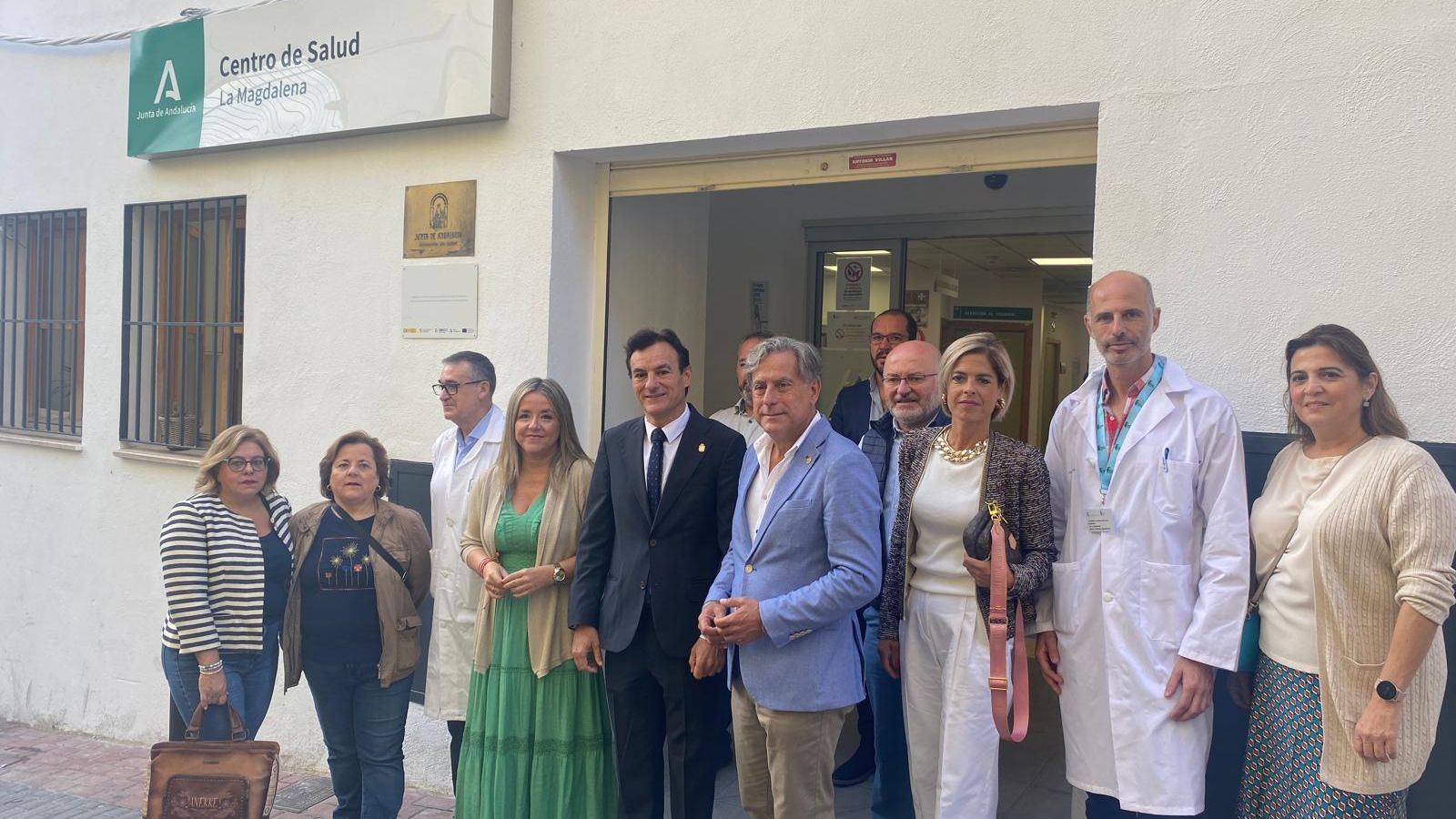 Representantes políticos, médicos y vecinales, en la presentación de la reforma del centro de La Magdalena.