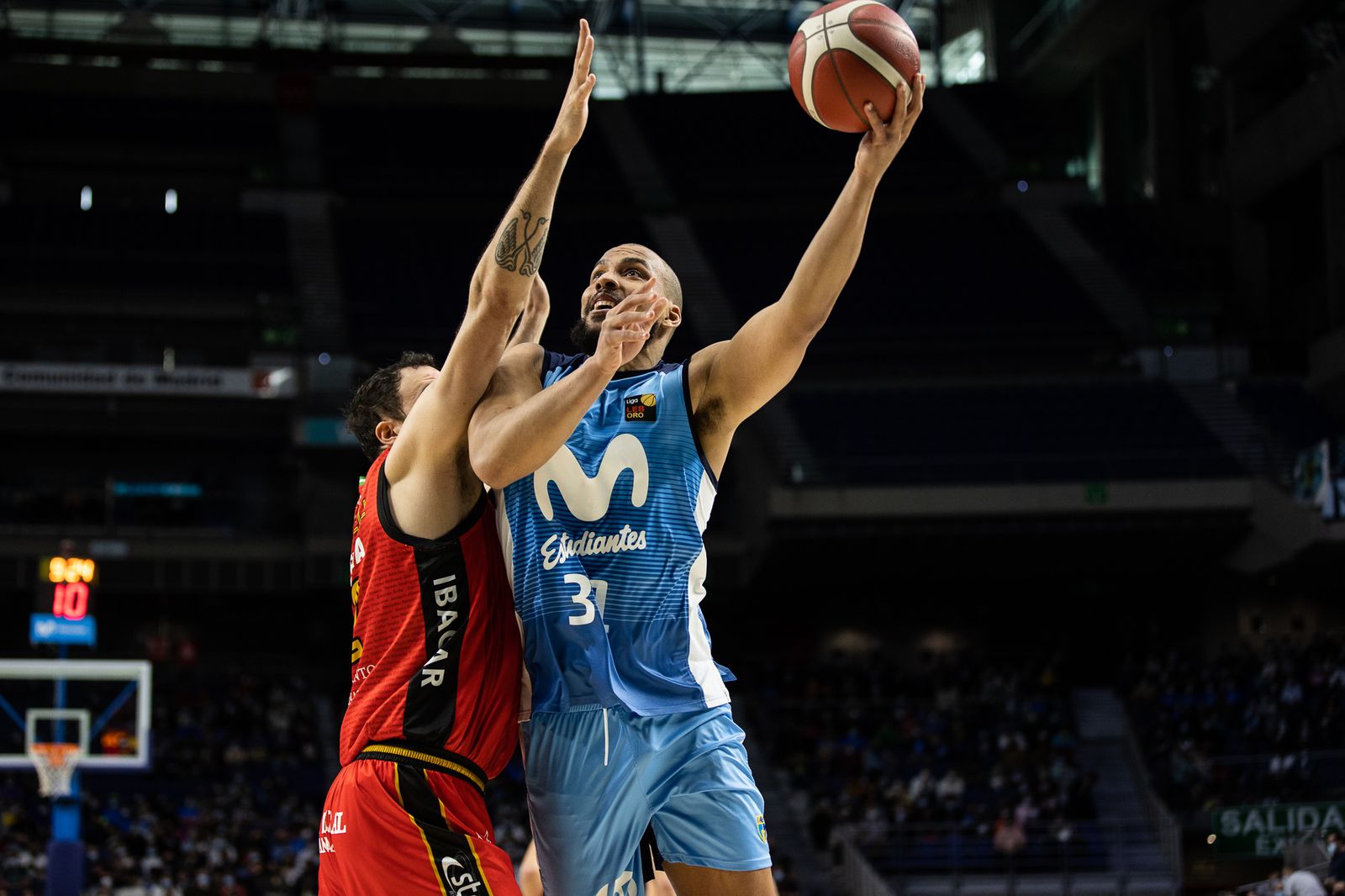 Iriarte intenta evitar una canasta de Larsen.