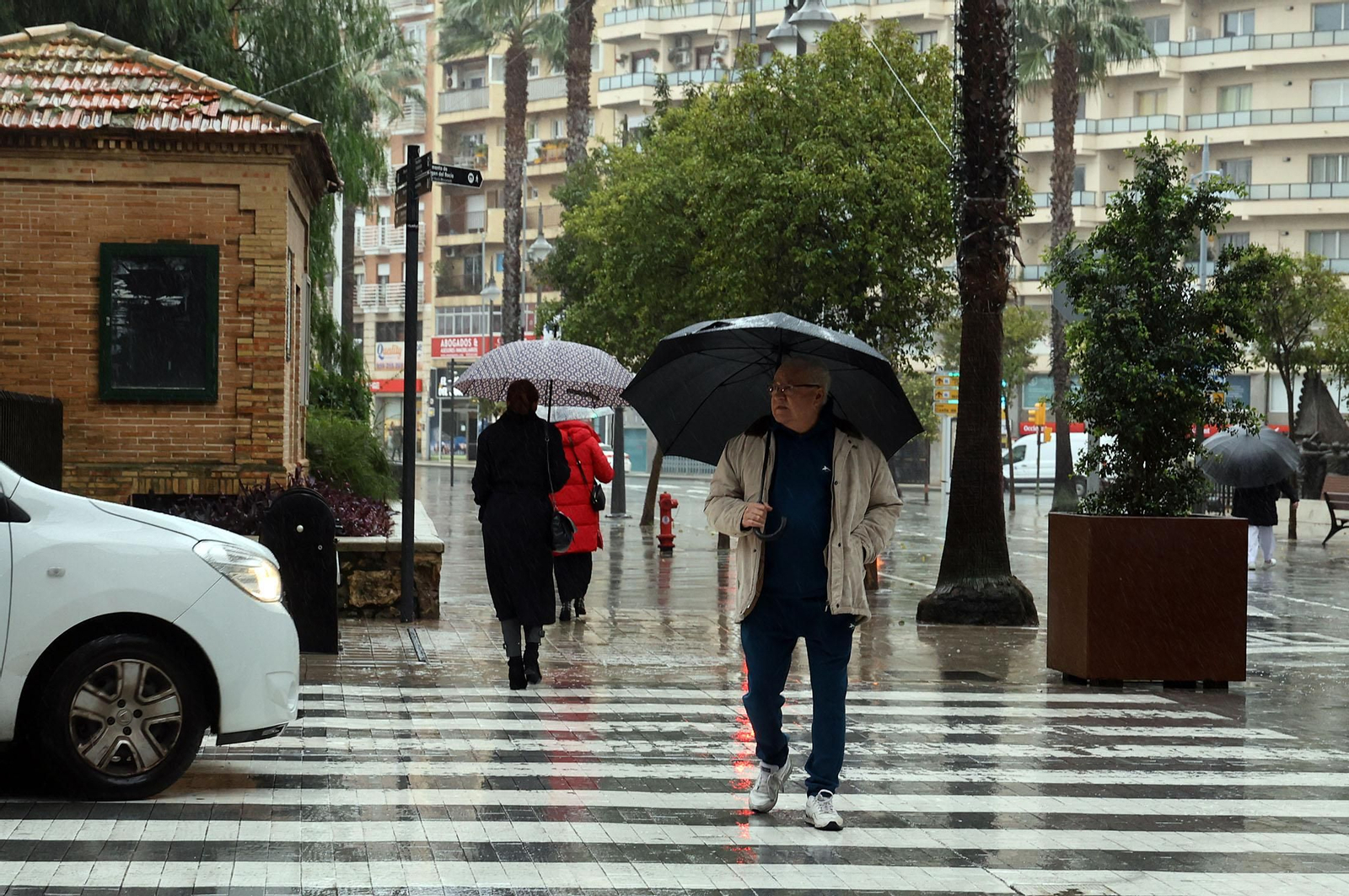 Imágenes de una mañana lluviosa en la capital