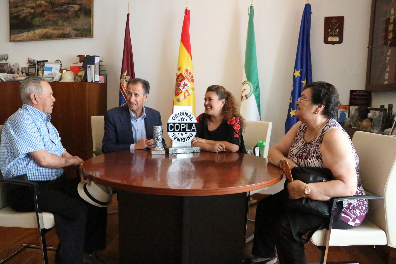 La artista chiclanera con Román y familiares, ayer en la Alcaldía.