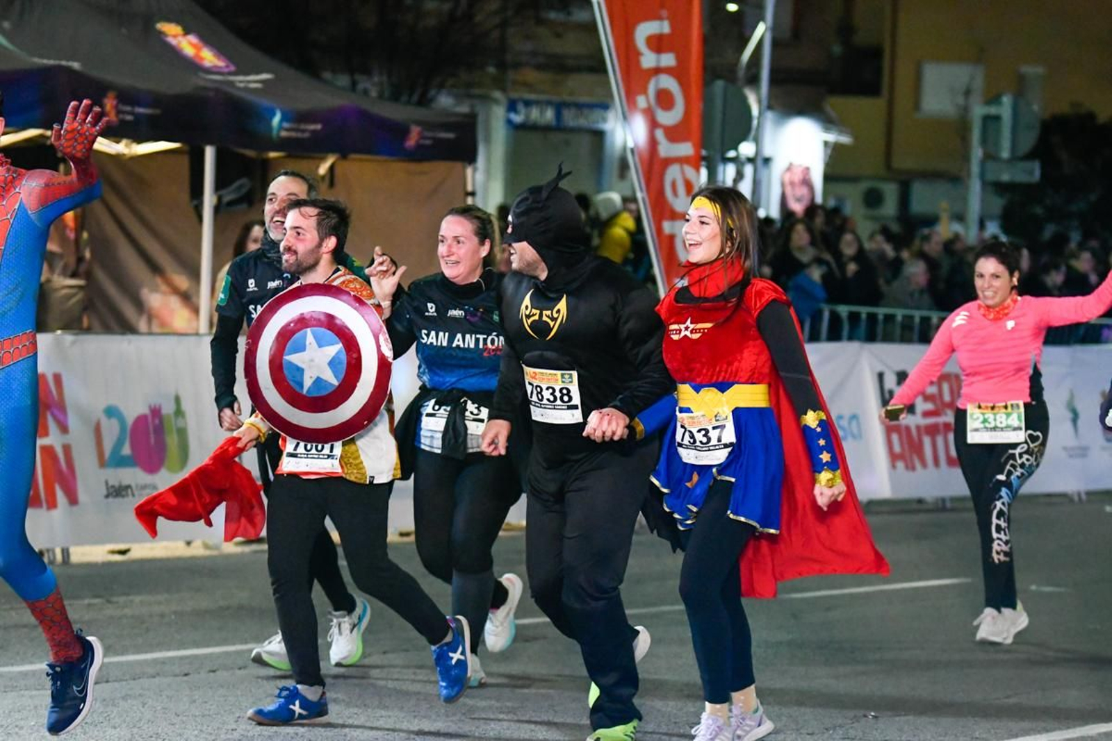 En imágenes: búscate en tu llegada a meta de la Carrera de San Antón 2025 (12)