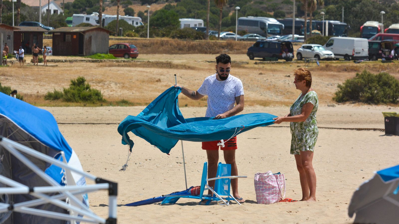 Día de sol y viento en la playa de Bolonia