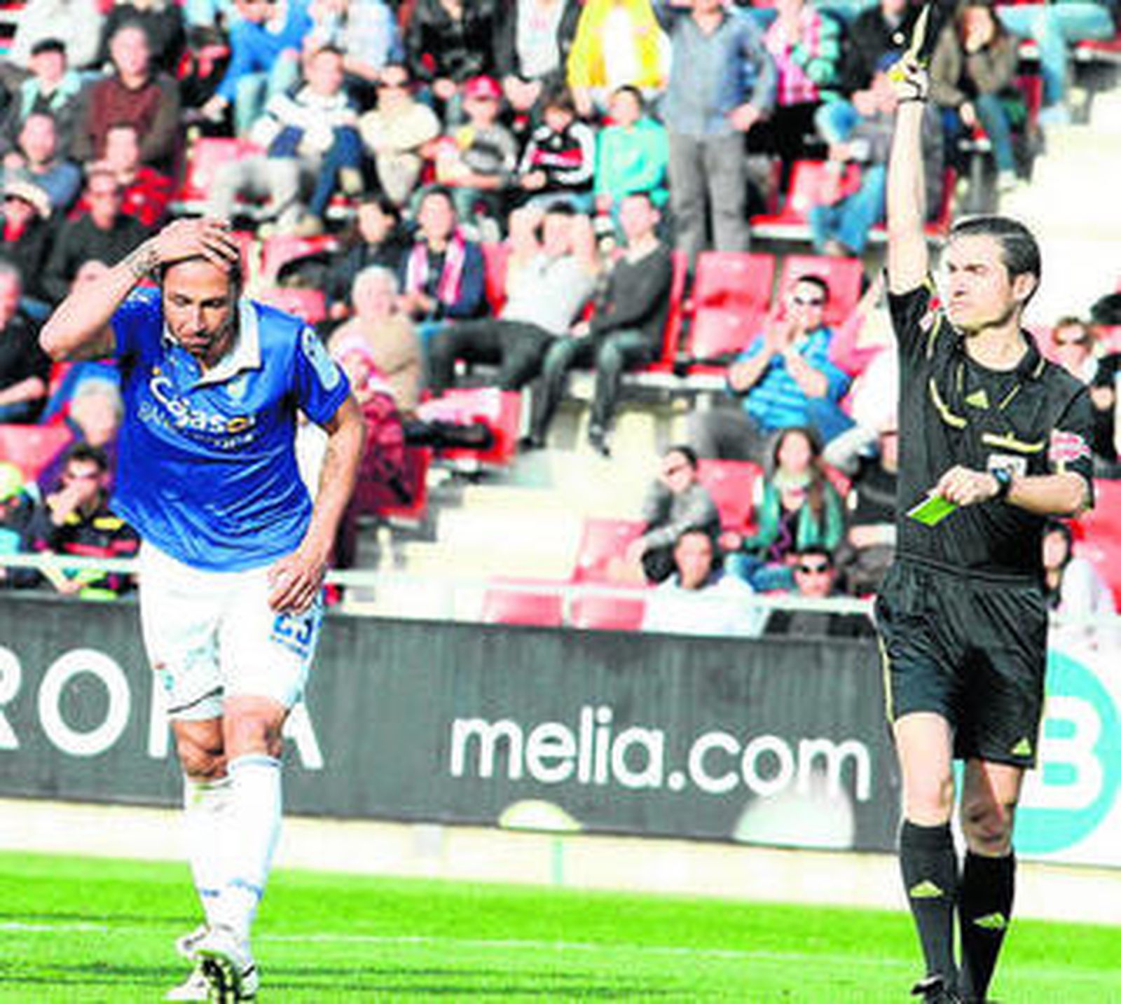 José Mari se lleva una mano a la cabeza tras ser amonestado.