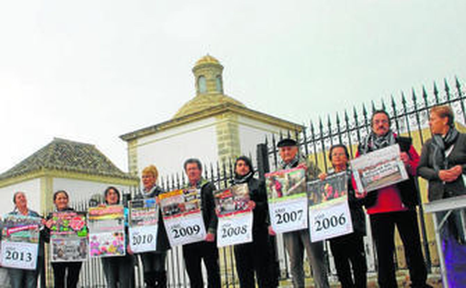 Los vecinos posan con los diferentes almanaques publicados desde 2005 para reivindicar mejoras en la zona de Santa Clara.