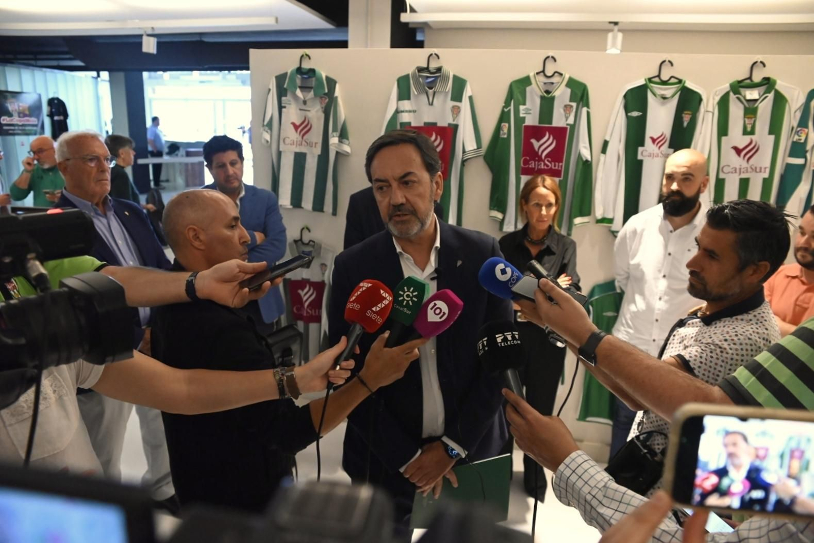La exposición de camisetas históricas del Córdoba CF, en imágenes