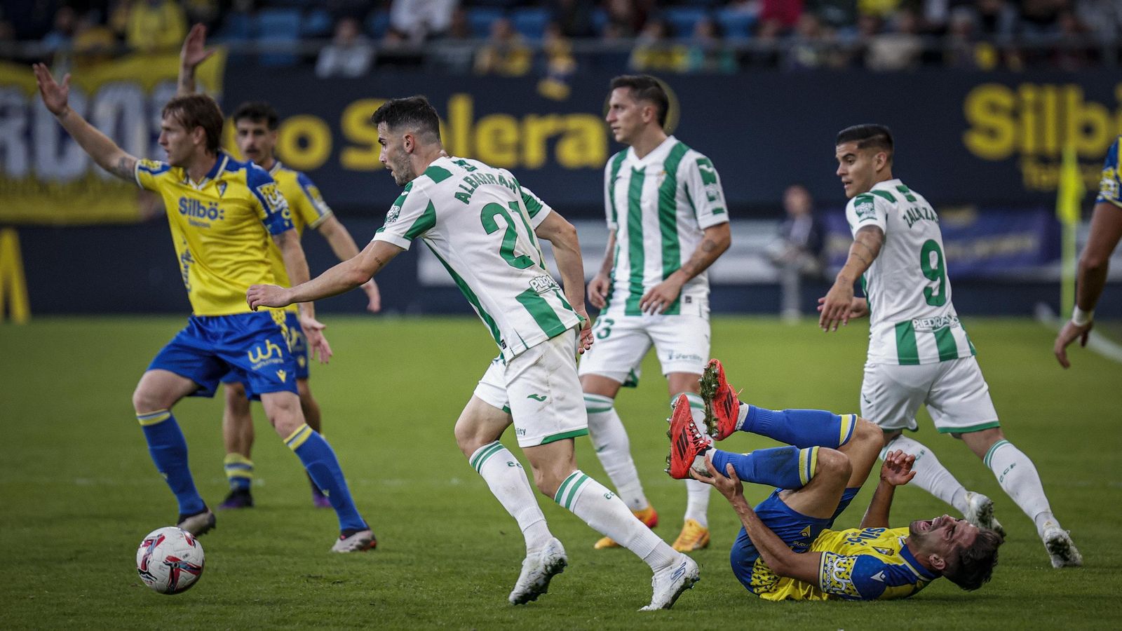Búscate entre las imágenes del partido de fútbol entre Cádiz CF y Córdoba CF