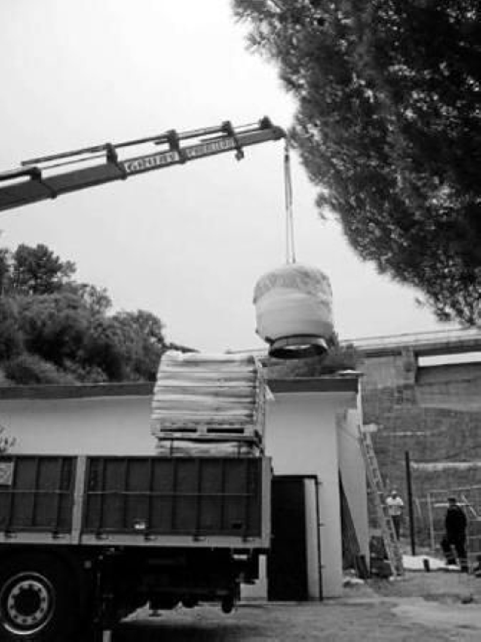 Una grúa descarga los filtros de carbón activo que depurarán el agua de Las Jaras.