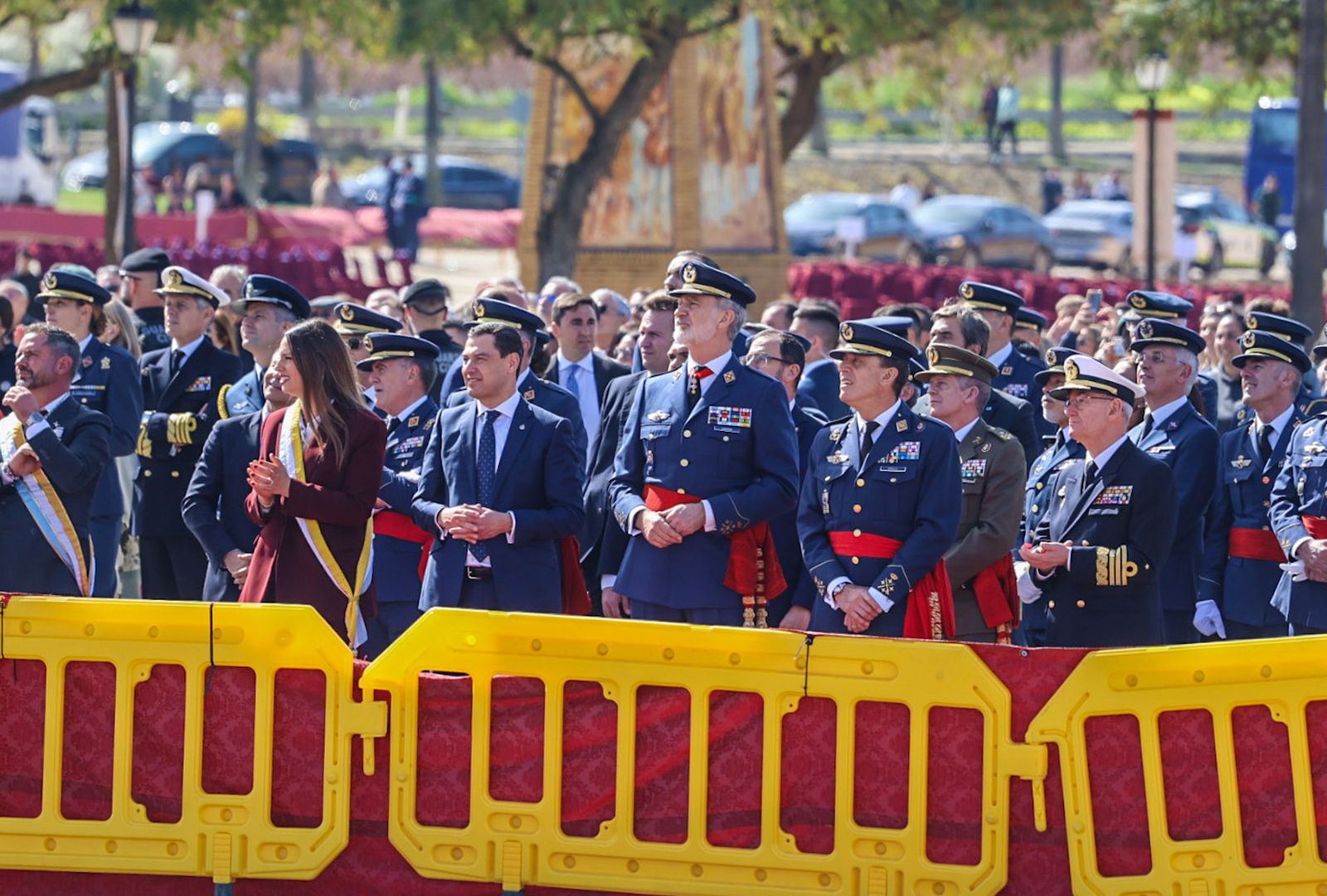 Fotografías de la exhibición aérea de la Patrulla Acrobática de Paracaidismo del Ejército del Aire 'Papea' y de la Patrulla Acrobática de Helicópteros 'ASPA'  en los actos de homenaje al centenario del Plus Ultra presidido por S.M. el Rey Felipe VI