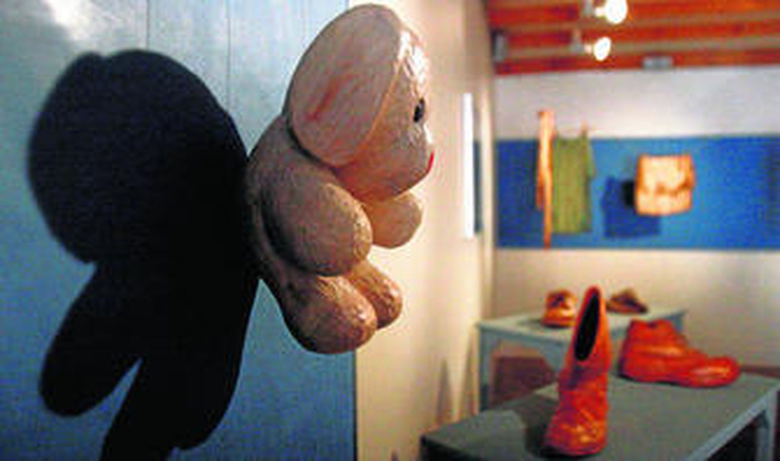 Algunas de las obras realizadas en madera que forman parte de la exposición.