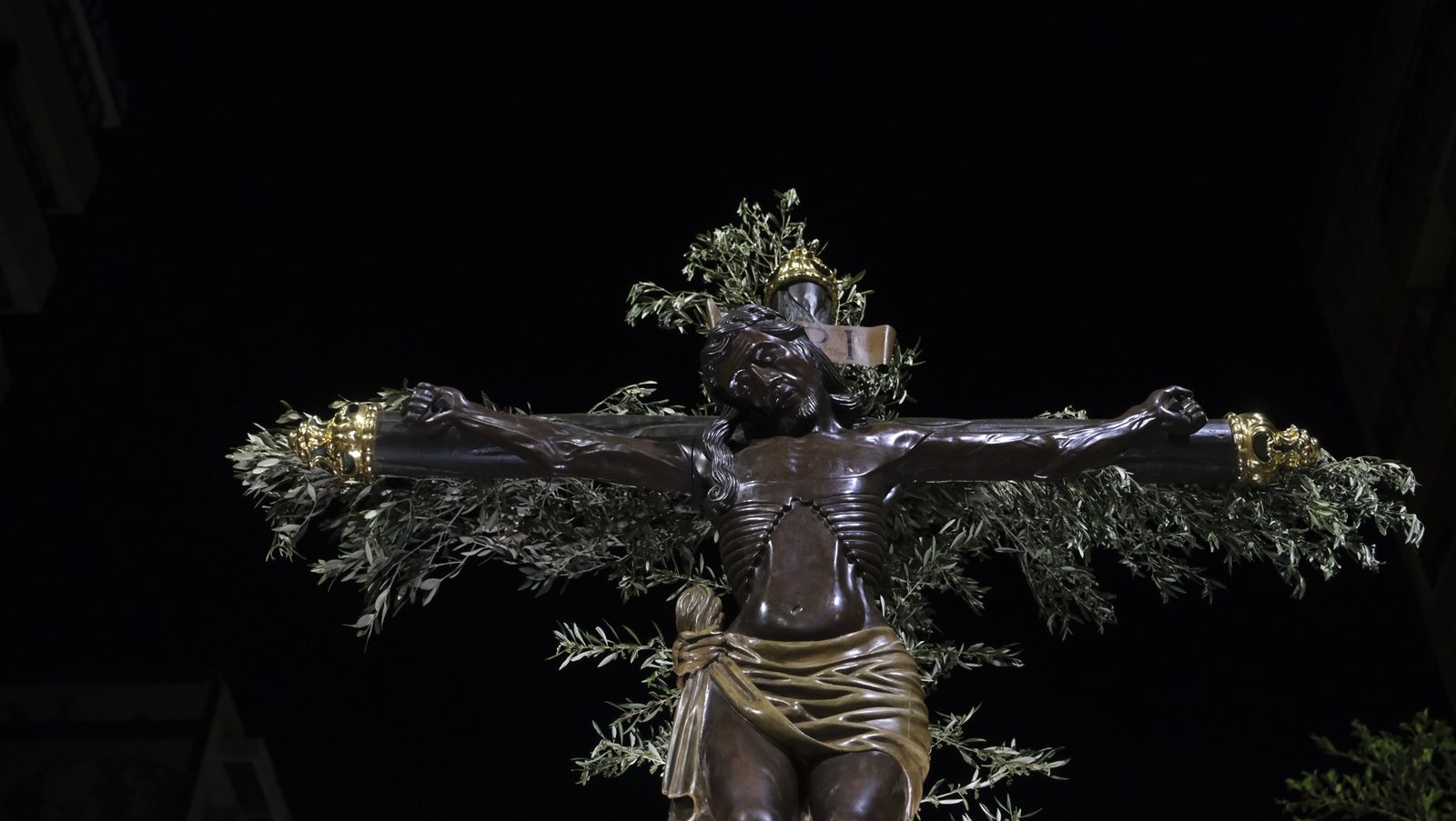 Procesión del Vía Crucis del Santo Cristo de la Escucha en Almería, en imágenes.