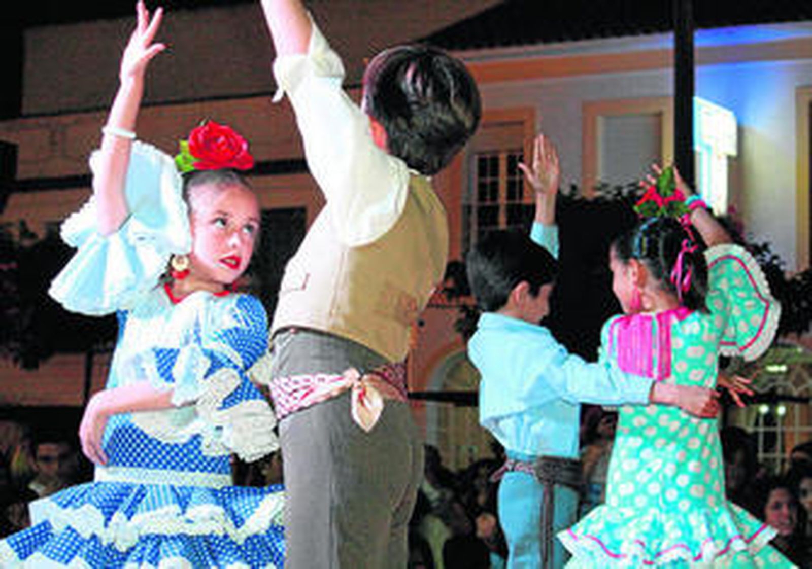 Pequeños y mayores demostrarán su talento bailando sevillanas.