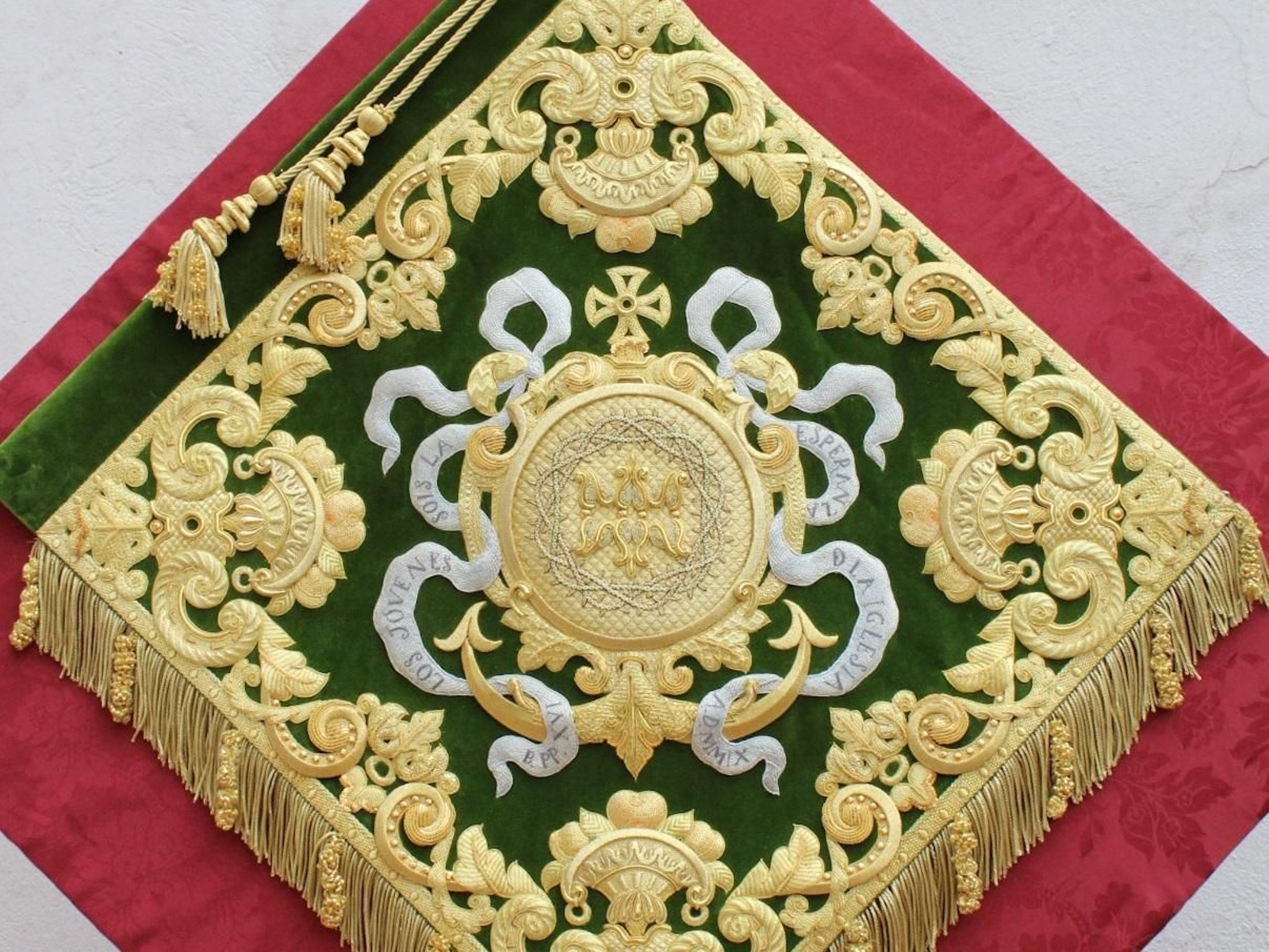 Imagen del nuevo banderín del Grujo Joven de la hermandad de la Esperanza.