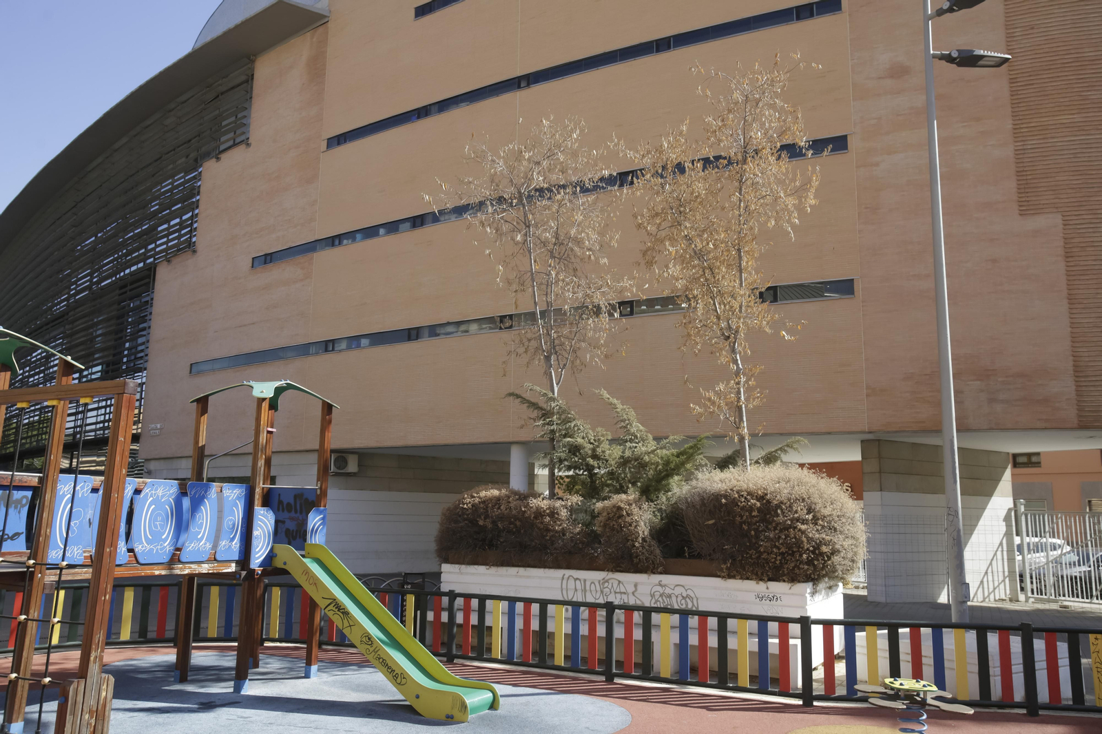Abandono y mal estado de la plaza entre Mercadona y Plaza de Armas