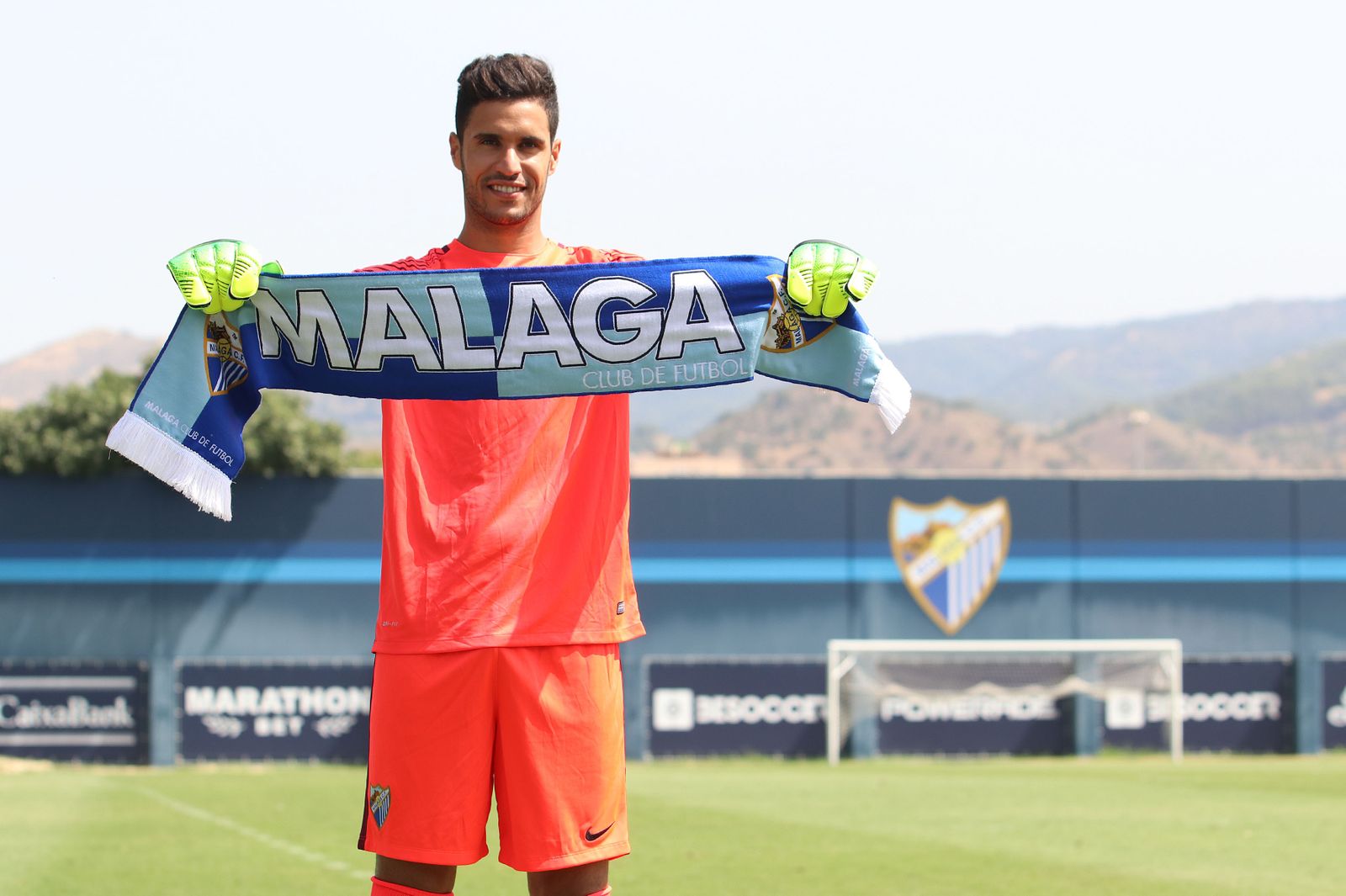 Munir posa con la bandera del Málaga en las instalaciones de La Rosaleda, concretamente en el Anexo.