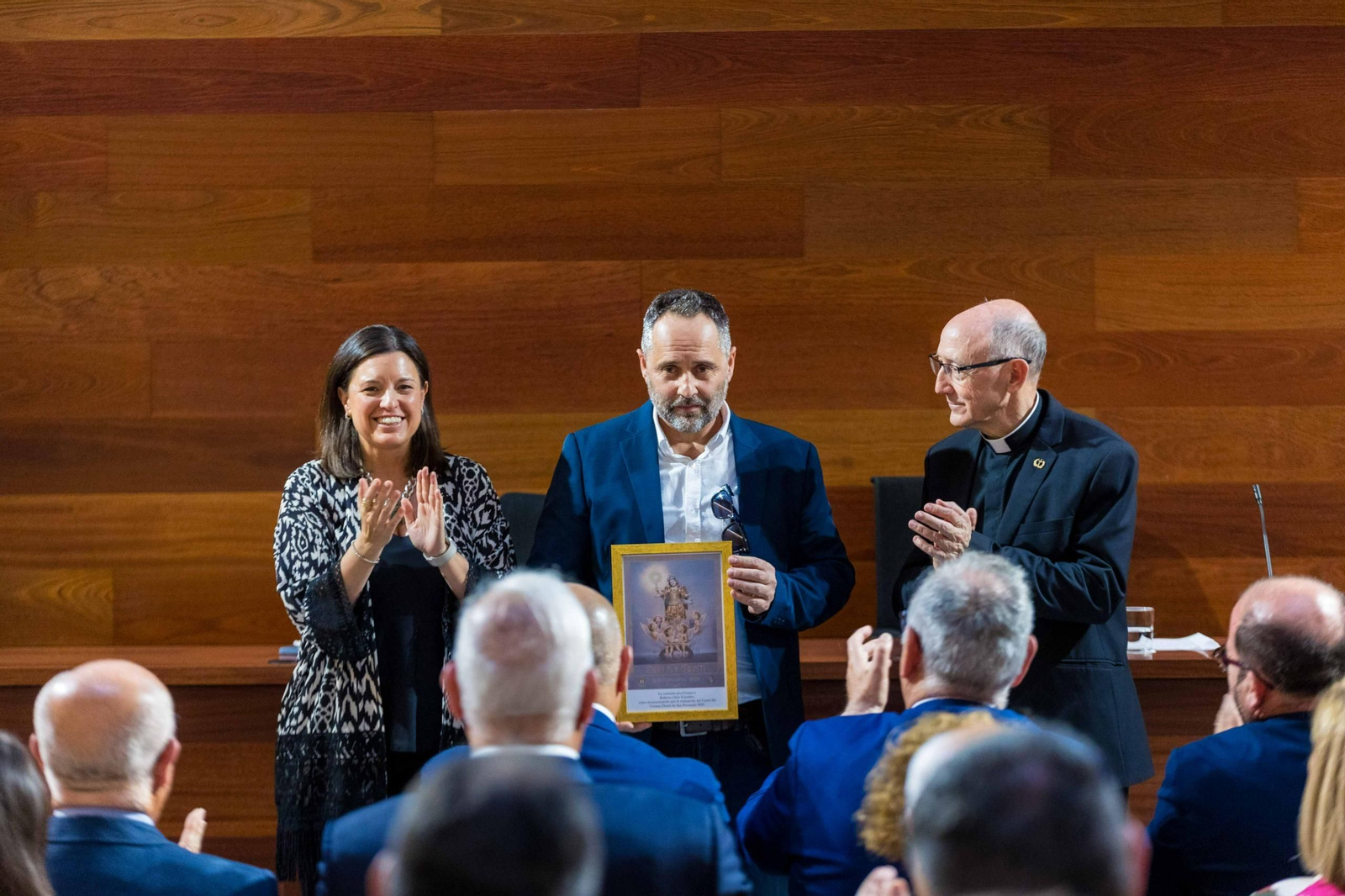 Entrega de un reconocimiento al autor del cartel del Corpus en San Fernando, Roberto Ortiz