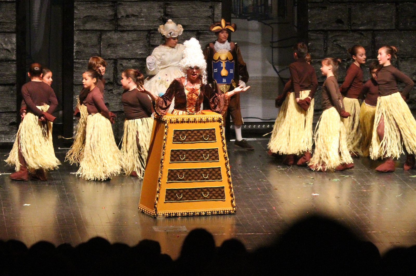 Imágenes de la representación 'El Ala Oeste' basado en la película de Disney 'La Bella y la Bestia'.