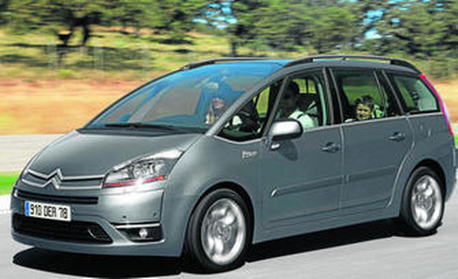 Este modelo, dinámico y elegante, destaca por su combinación de luz y espacio gracias a una amplia superficie acristalada.