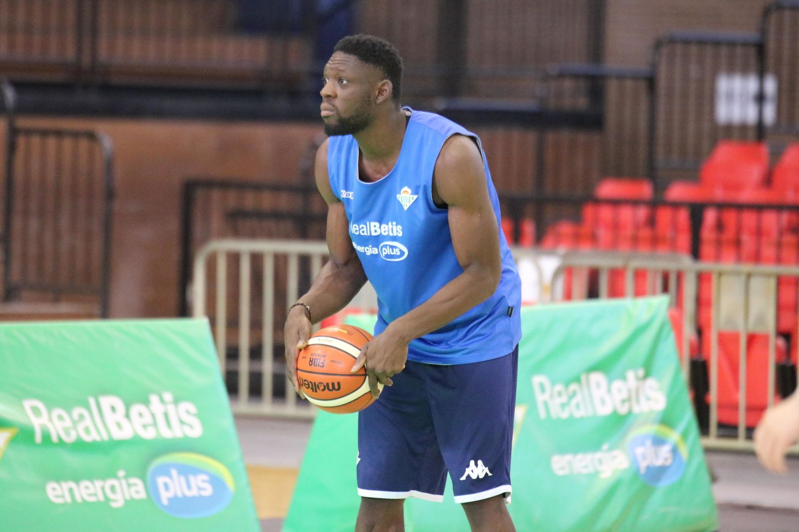 Tunde se ejercita en San Pablo con el Betis Energía Plus.