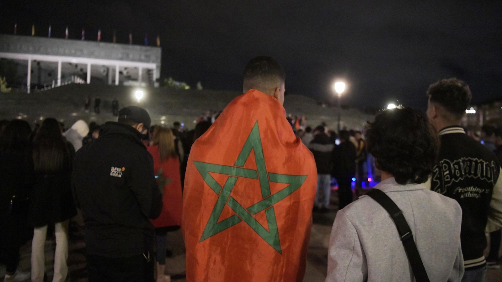 Un joven lleva una bandera de Marruecos tras la celebración del última Mundial de fútbol.