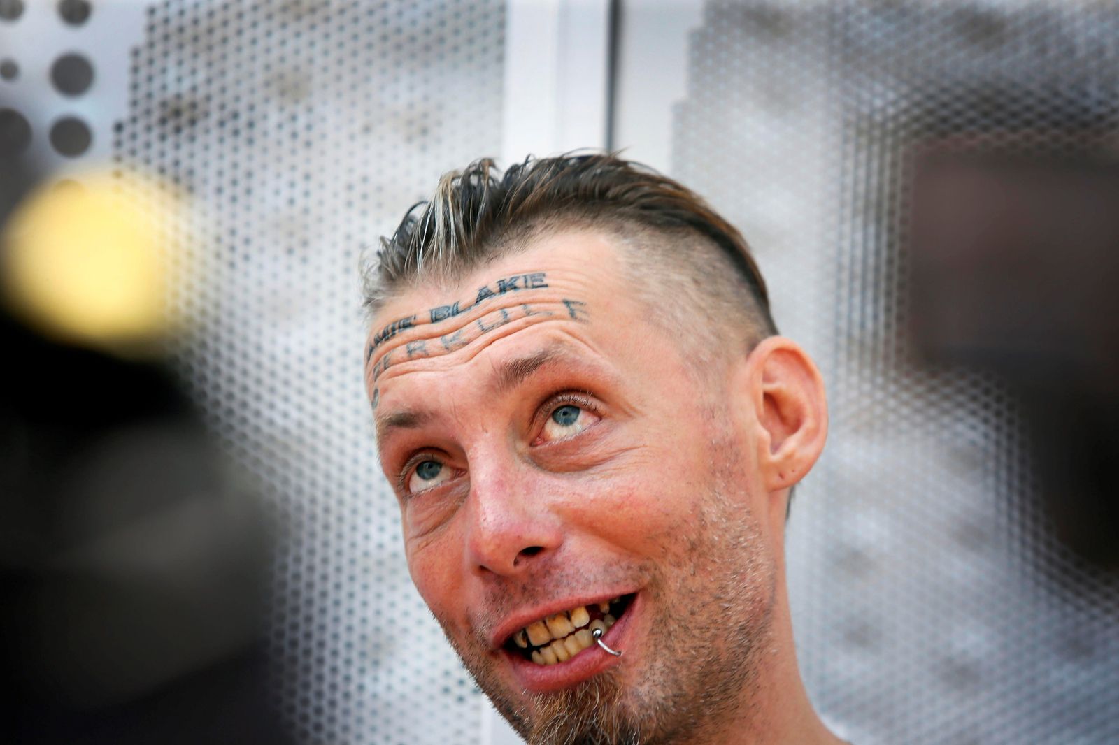 Tomek, el indigente al que pagaron por tatuarse en la cara.