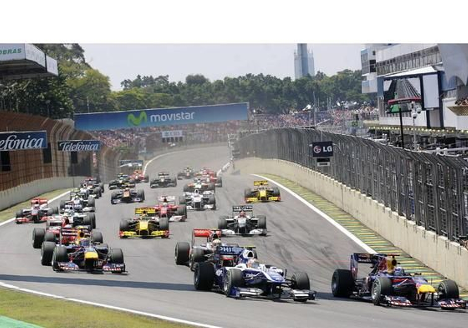 Vettel gana en Interlagos por delante de Webber y Alonso. / EFE