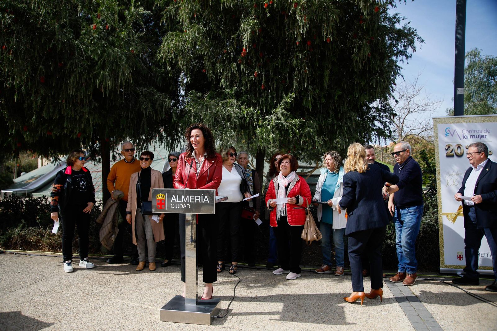 Las imágenes de la plantación de un olivo y el entierro de una cápsula del tiempo