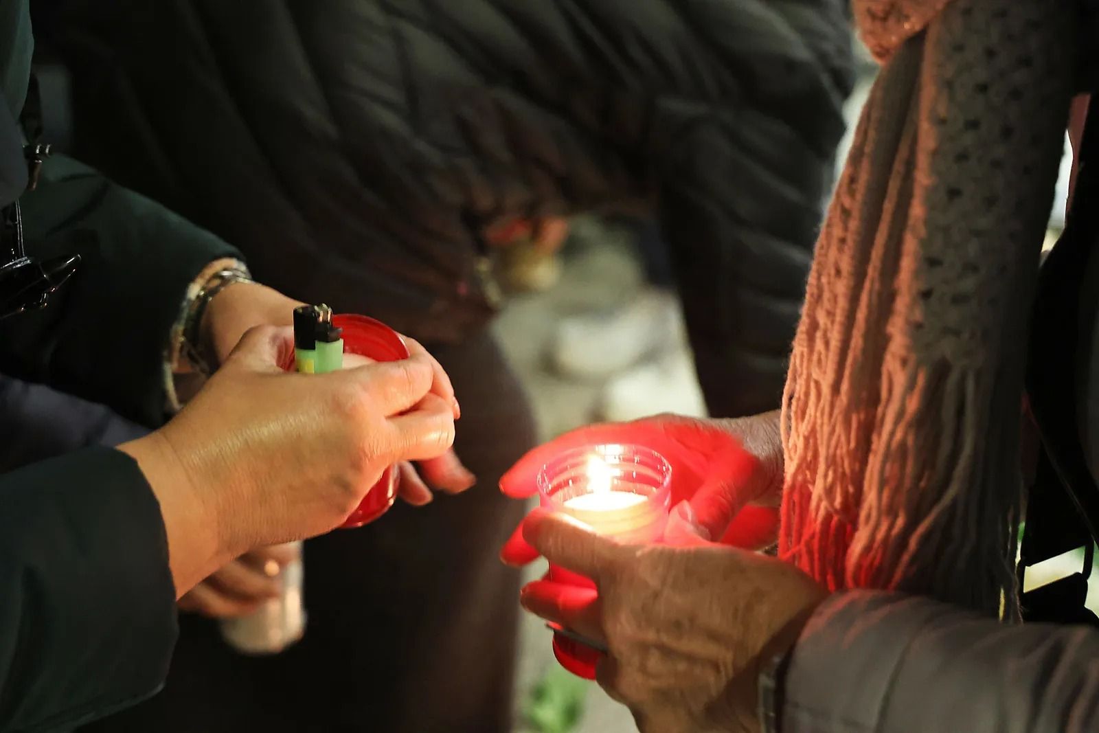 Vigilia por las víctimas de Adamuz en la estación de Huelva.