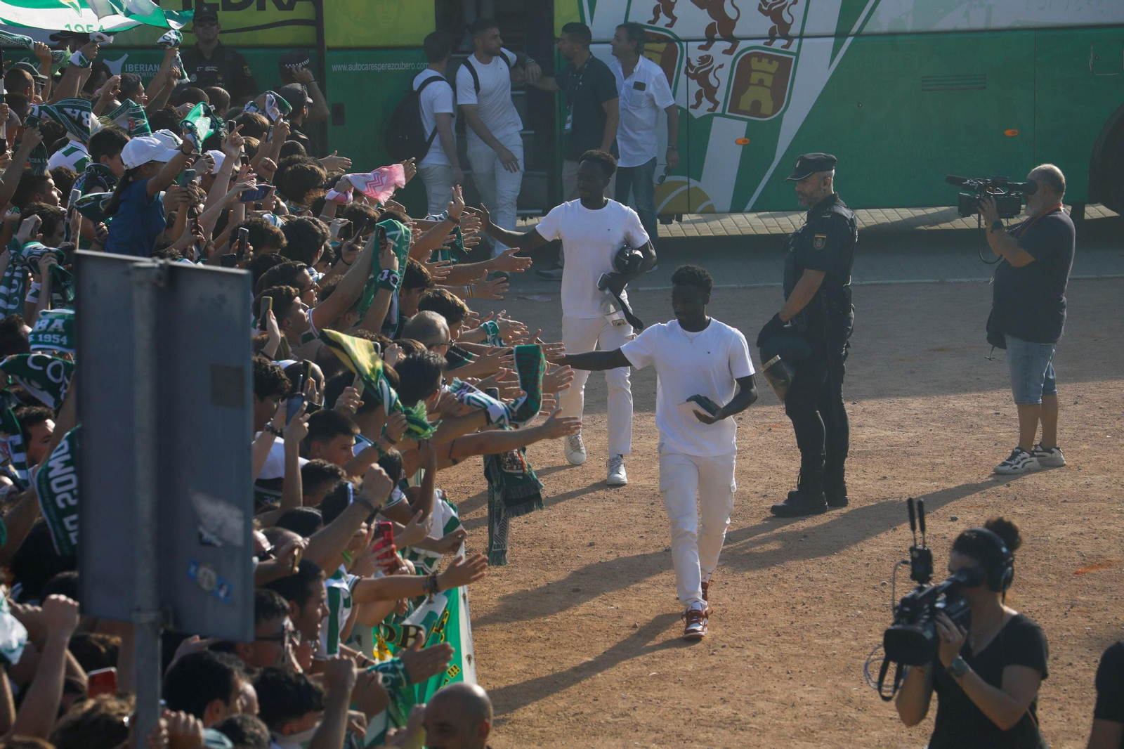 Las mejores imágenes del espectacular recibimiento a los jugadores del Córdoba CF antes de la final por el ascenso