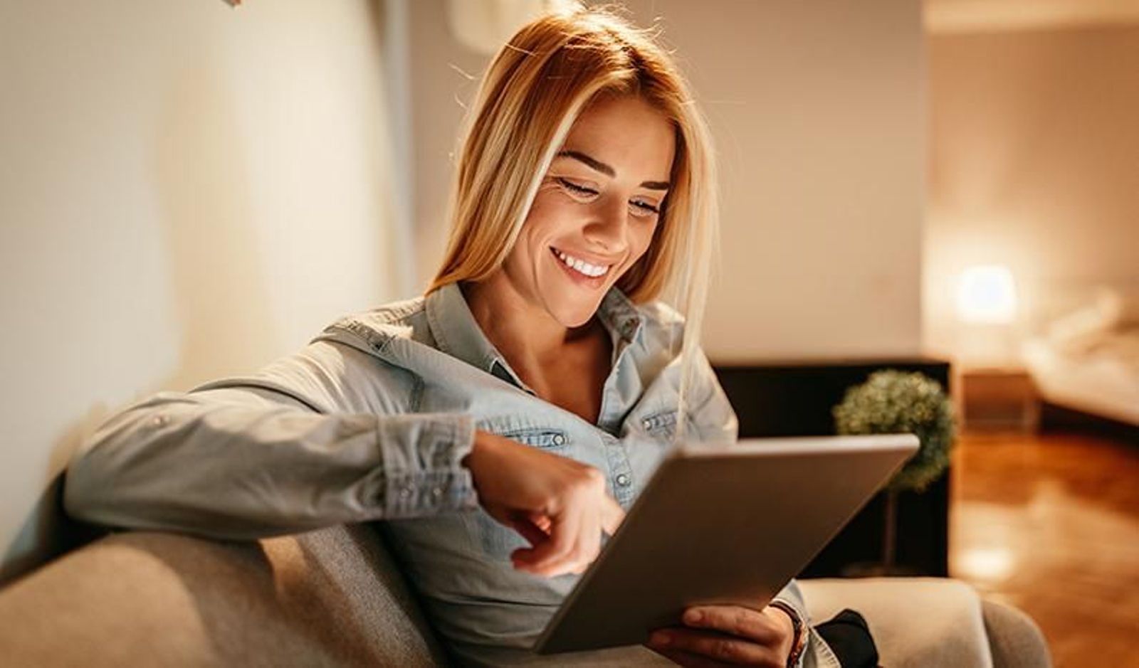 Mujer leyendo en soporte digital.