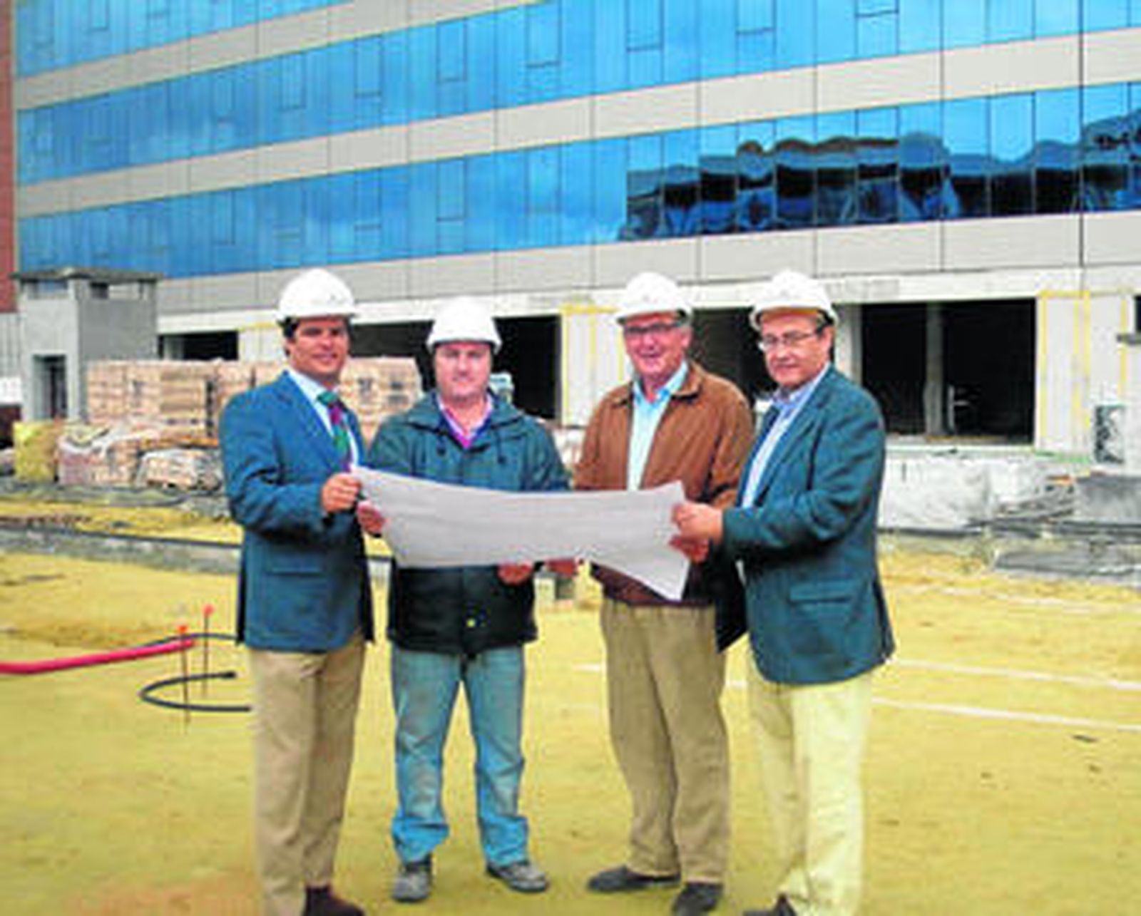 Javier Fal-Conde, primero por la izquierda, junto a otros representantes del Grupo Arttysur, junto a las obras del edificio.