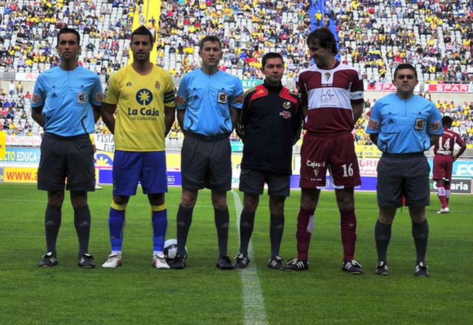 La UD Las Palmas y el Cádiz firmaron tablas en un discreto partido (1-1) que deja a los de Víctor Espárrago en puestos de descenso  Foto: LOF