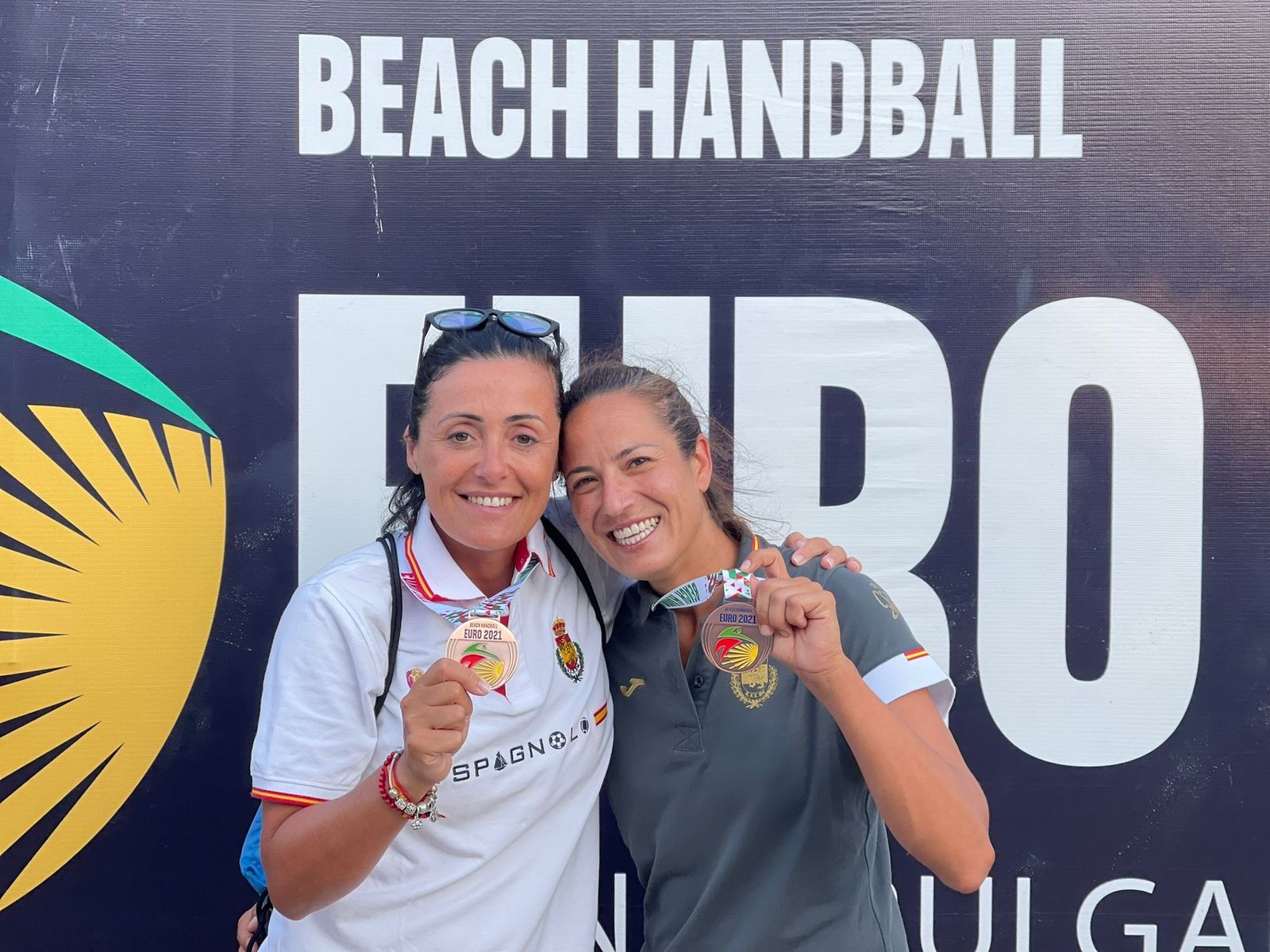 Pepa Moreno y Virginia Fernández, con la medalla de bronce.