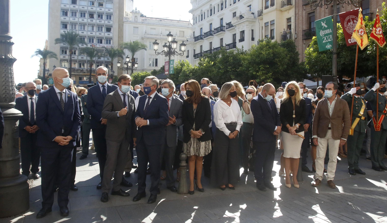 La izada de la bandera de España en las Tendillas, en imágenes.