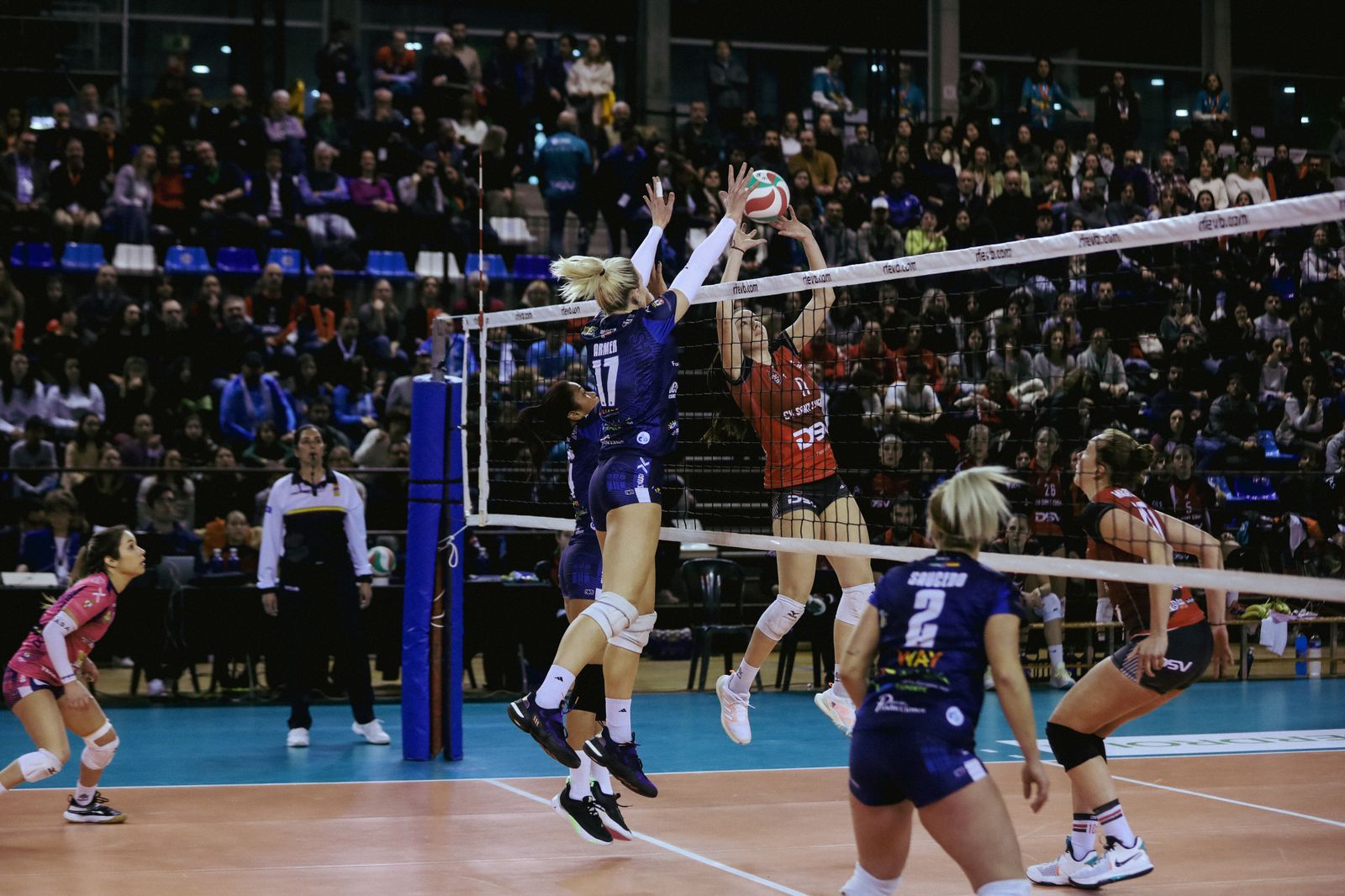 Armer y Frias realizan un bloqueo a una rematadora del Sant Cugat.