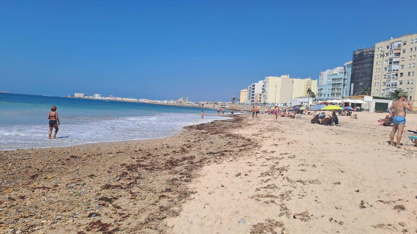 La orilla de la playa por el cementerio llena de piedras