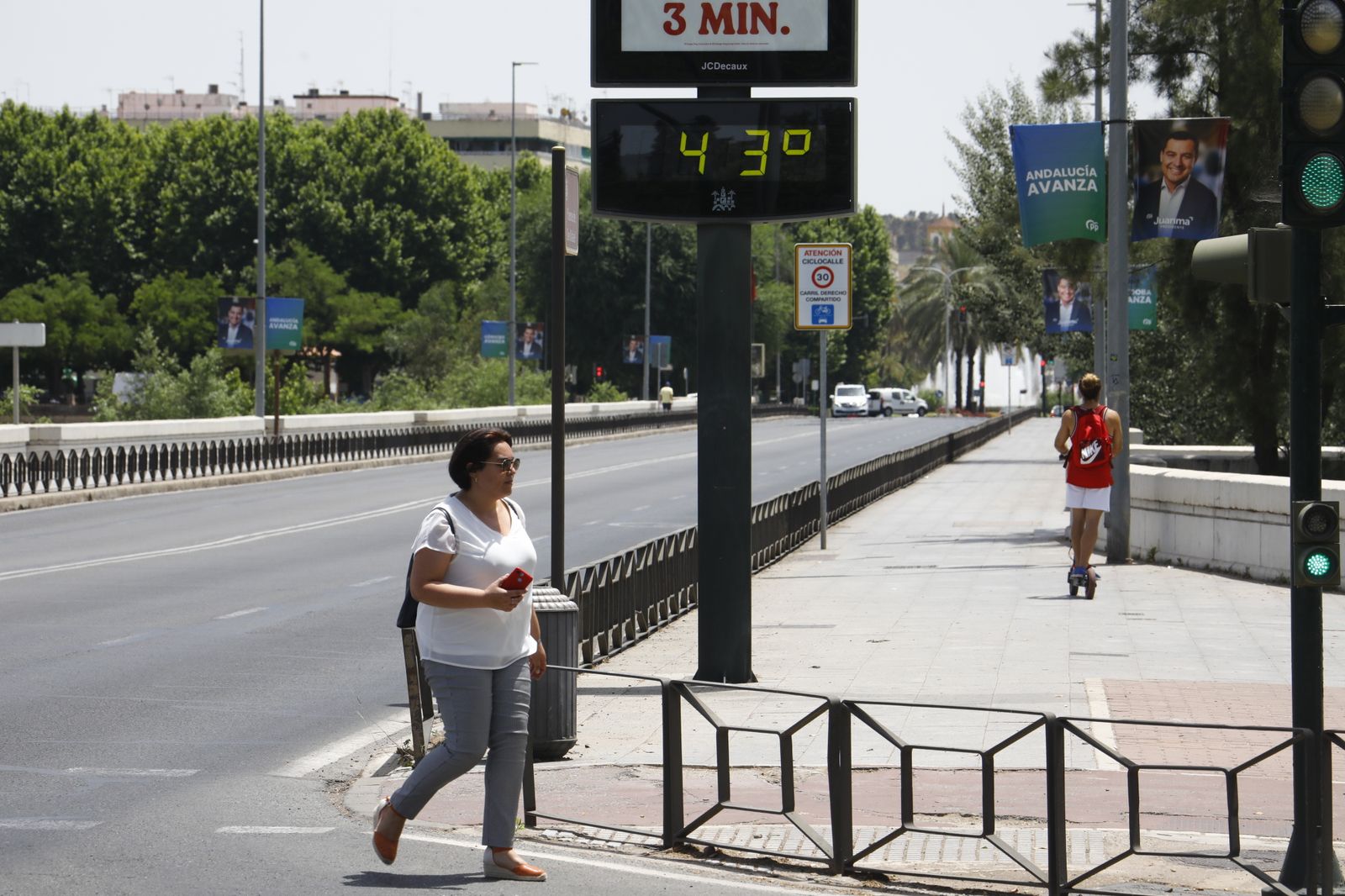 Imágenes de la ola de calor en Córdoba: sombreros, paraguas y fuentes para sobrevivir al aviso naranja