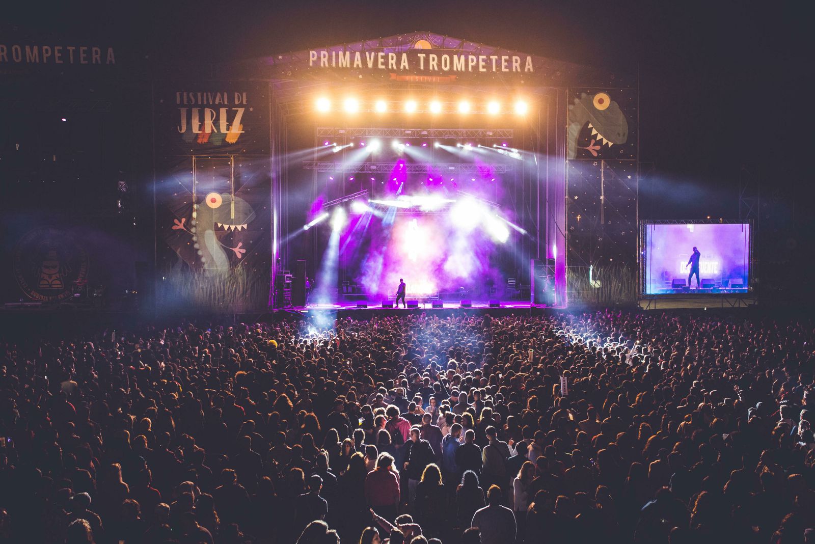 La fiesta dura hasta altas horas de la madrugada con más de 25.000 personas.