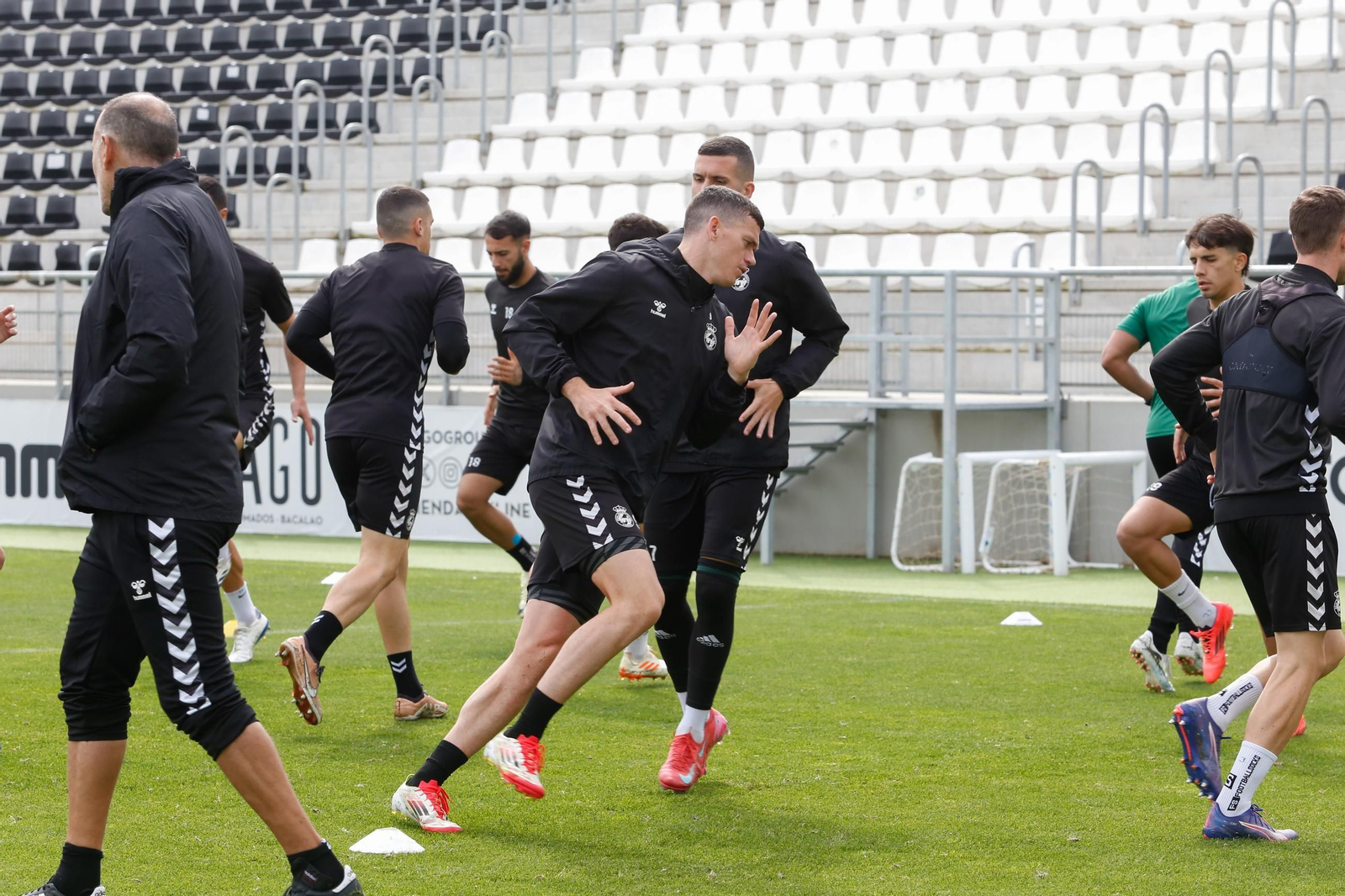 Las fotos del relevo en el banquillo de la Balona