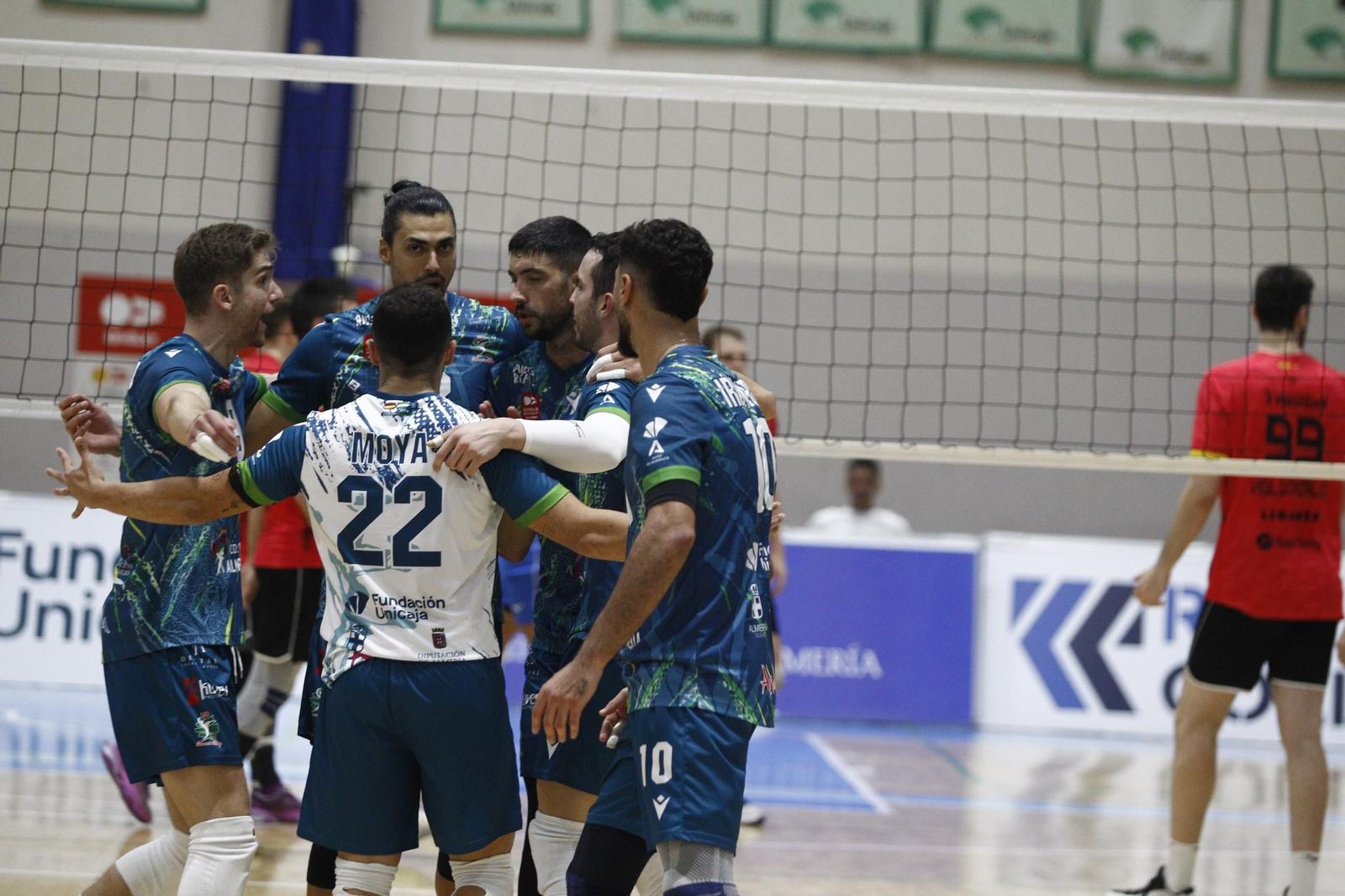 Los ahorradores realizan una piña después de un punto conseguido en un partido de esta temporada en casa.