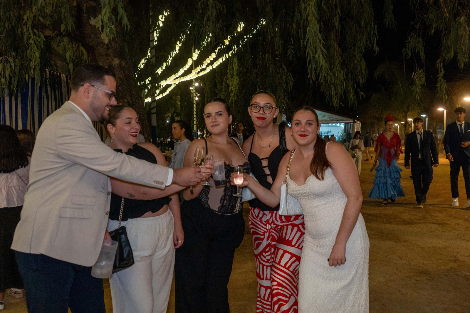 Imágenes del ambiente del ambiente de la noche del domingo en la Feria de Otoño y del Caballo 2025 de Huelva