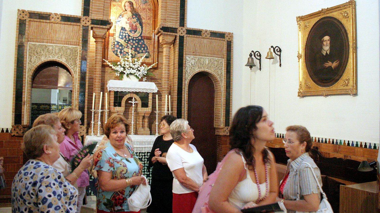 Una visita a la parroquia de San Pedro ante la capilla de la Virgen de la Cinta.