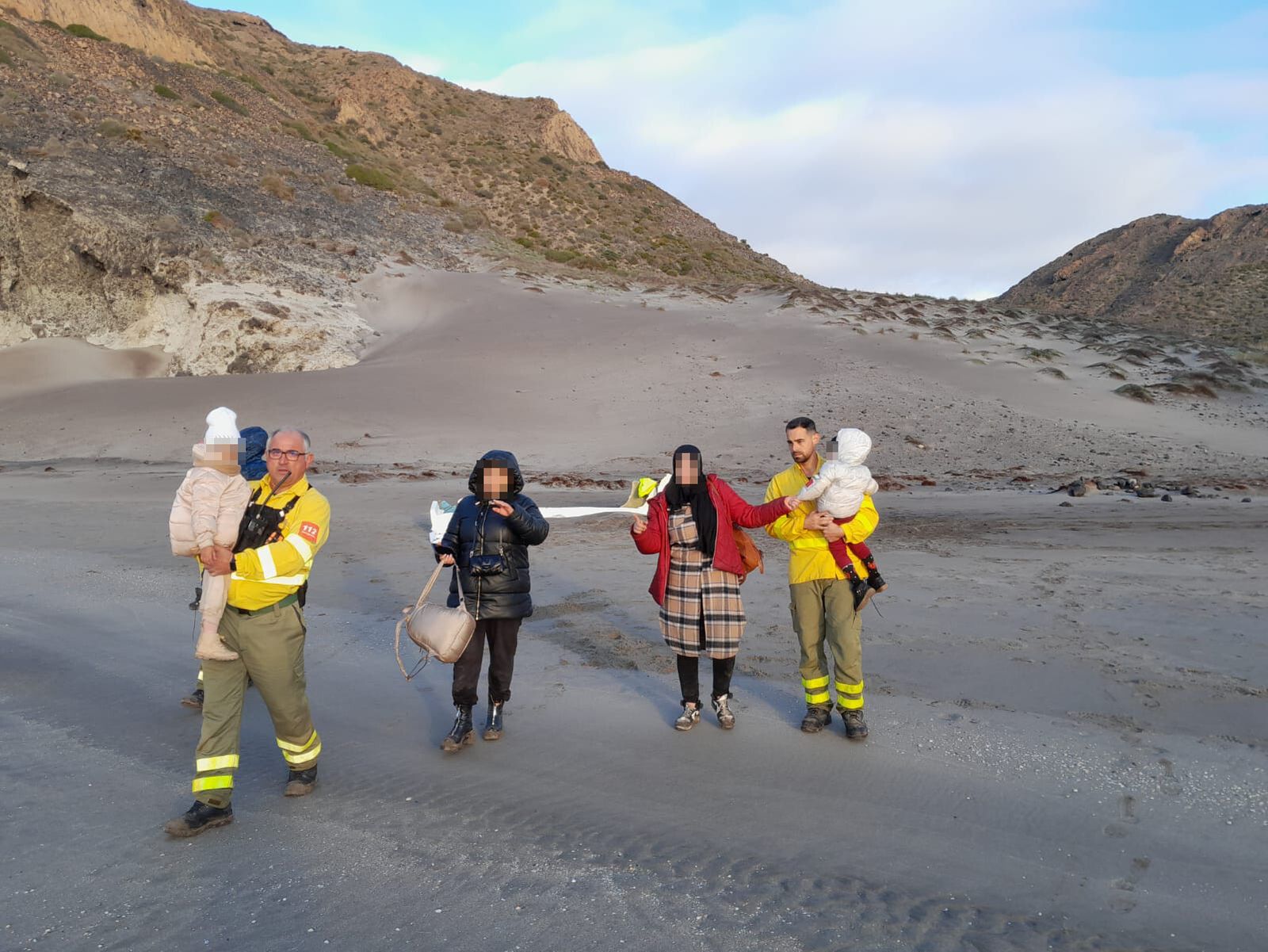 Rescate de dos mujeres y tres niños, entre ellos dos bebés