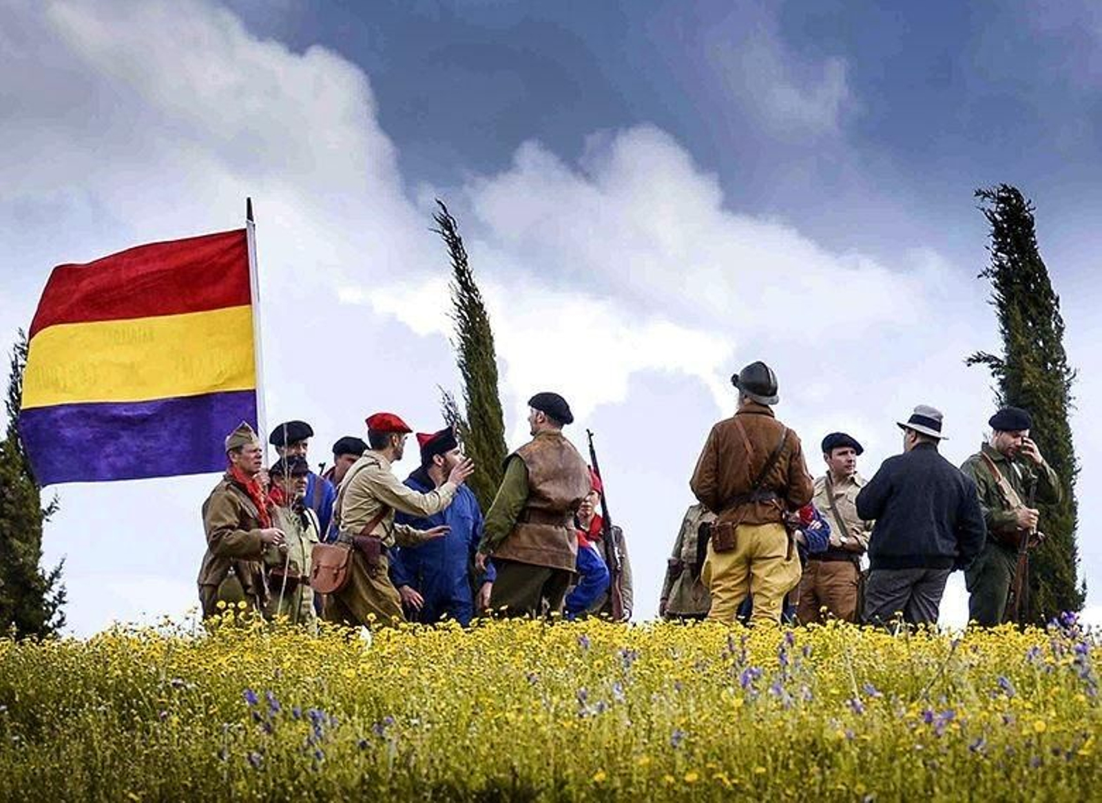 Actores profesionales encarnan el papel de contendientes de ambos bandos en Lopera.