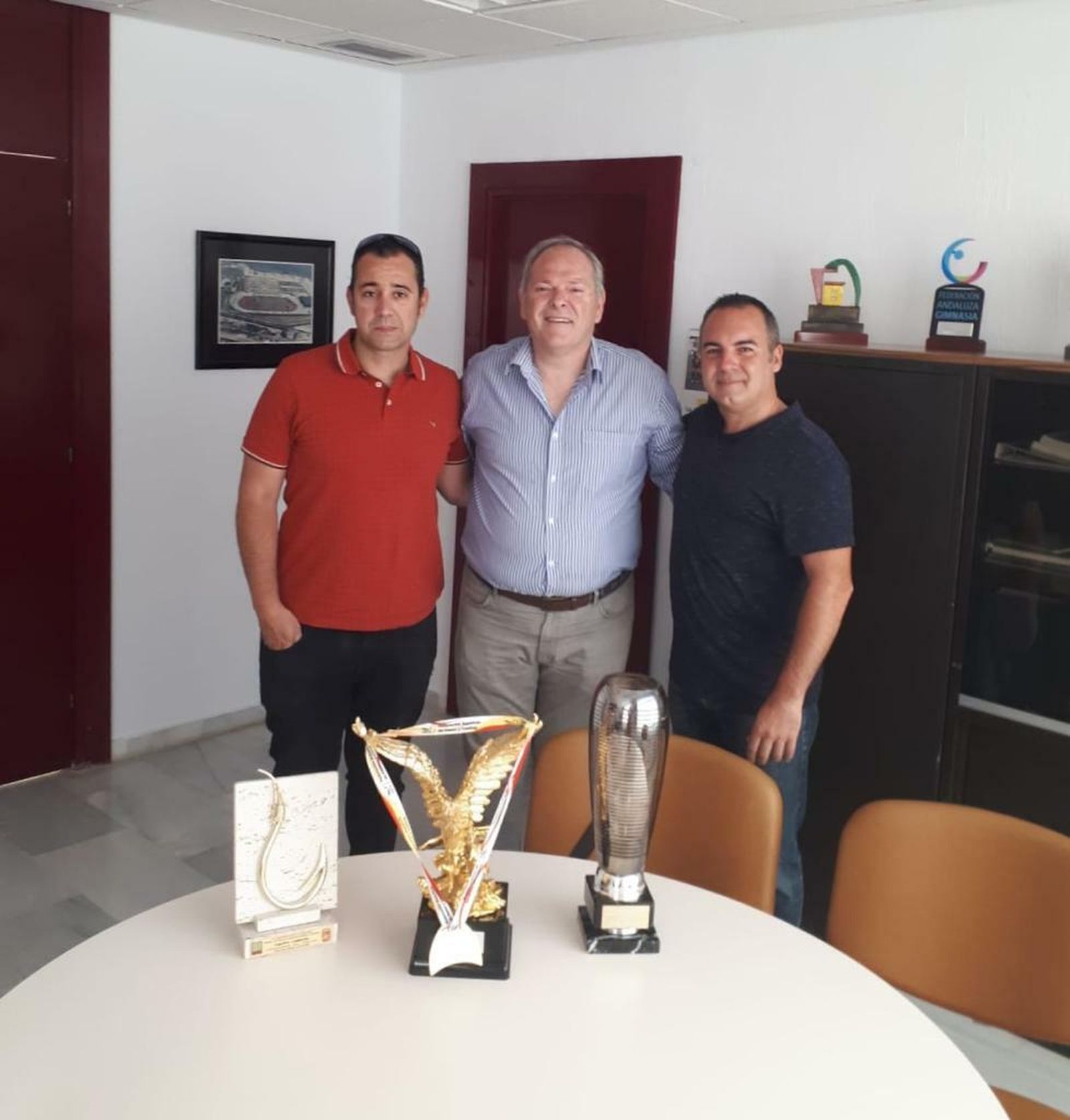 Rojas (centro), junto a representantes de Afipeska.