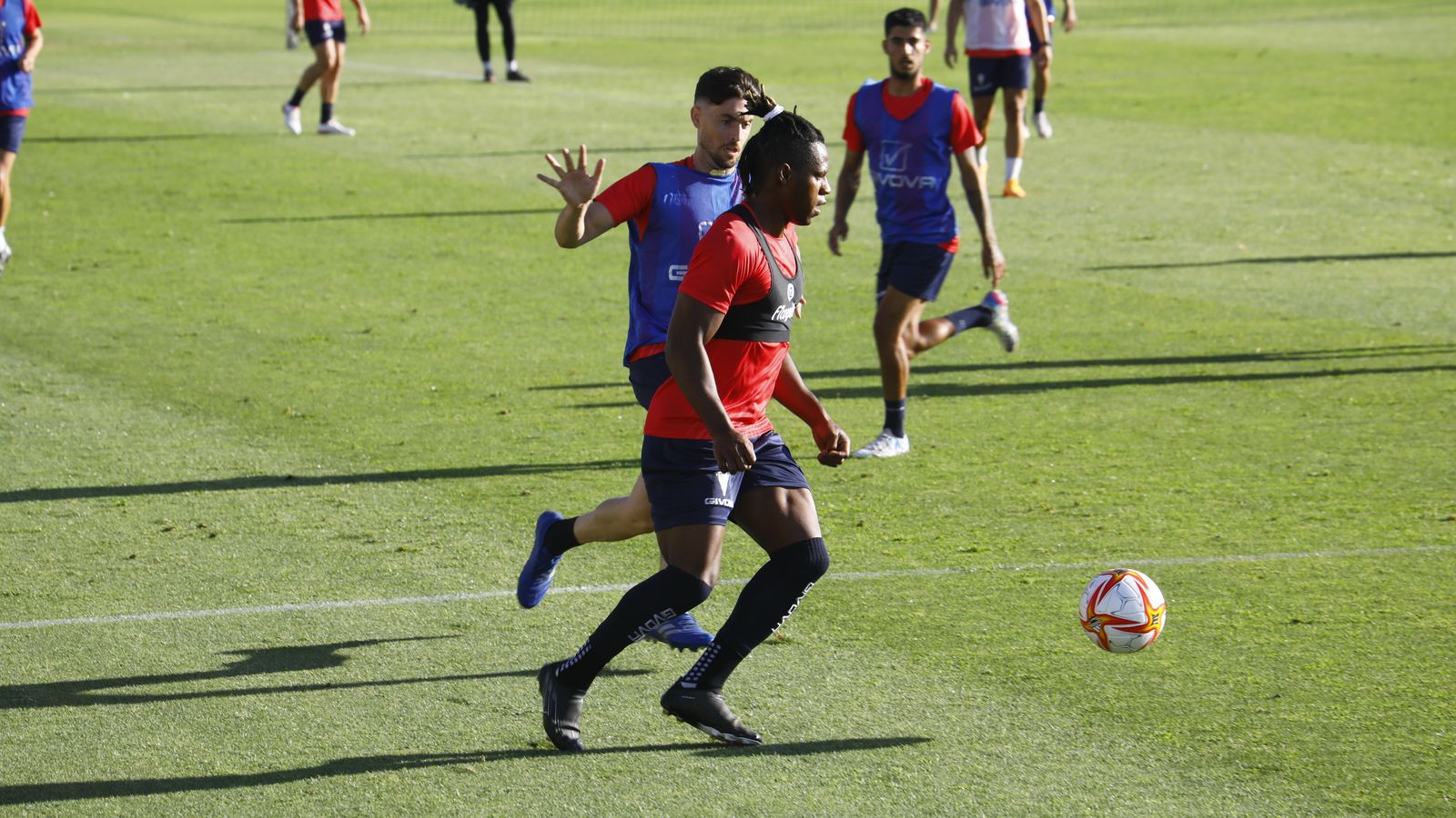Cedric Teguia es presionado por Samu Delgado.