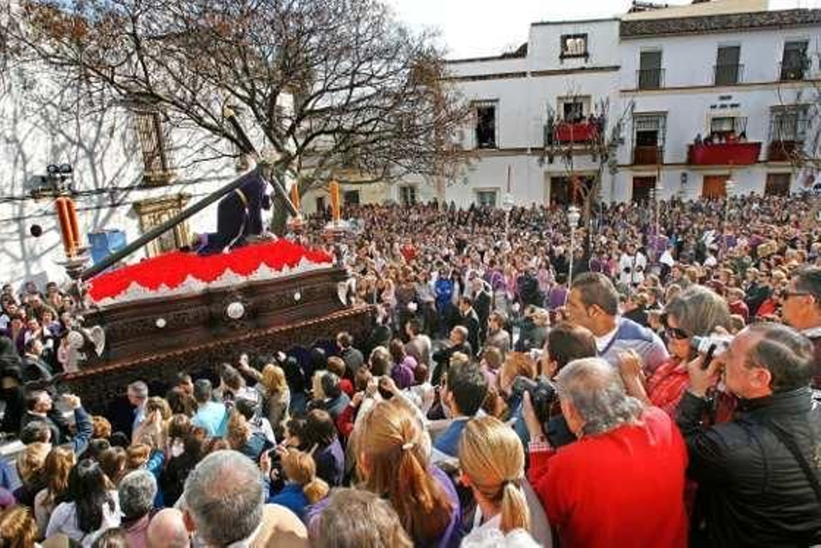 El misterio de Jesús de las Tres Caídas fue el centro de atención en mitad de la plaza de San Lucas. En la imagen es fotografiado por el público.  Foto: Pascual