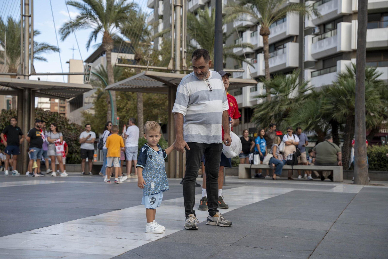 Los jugadores de la UDA Thalys y Andrés firman autógrafos