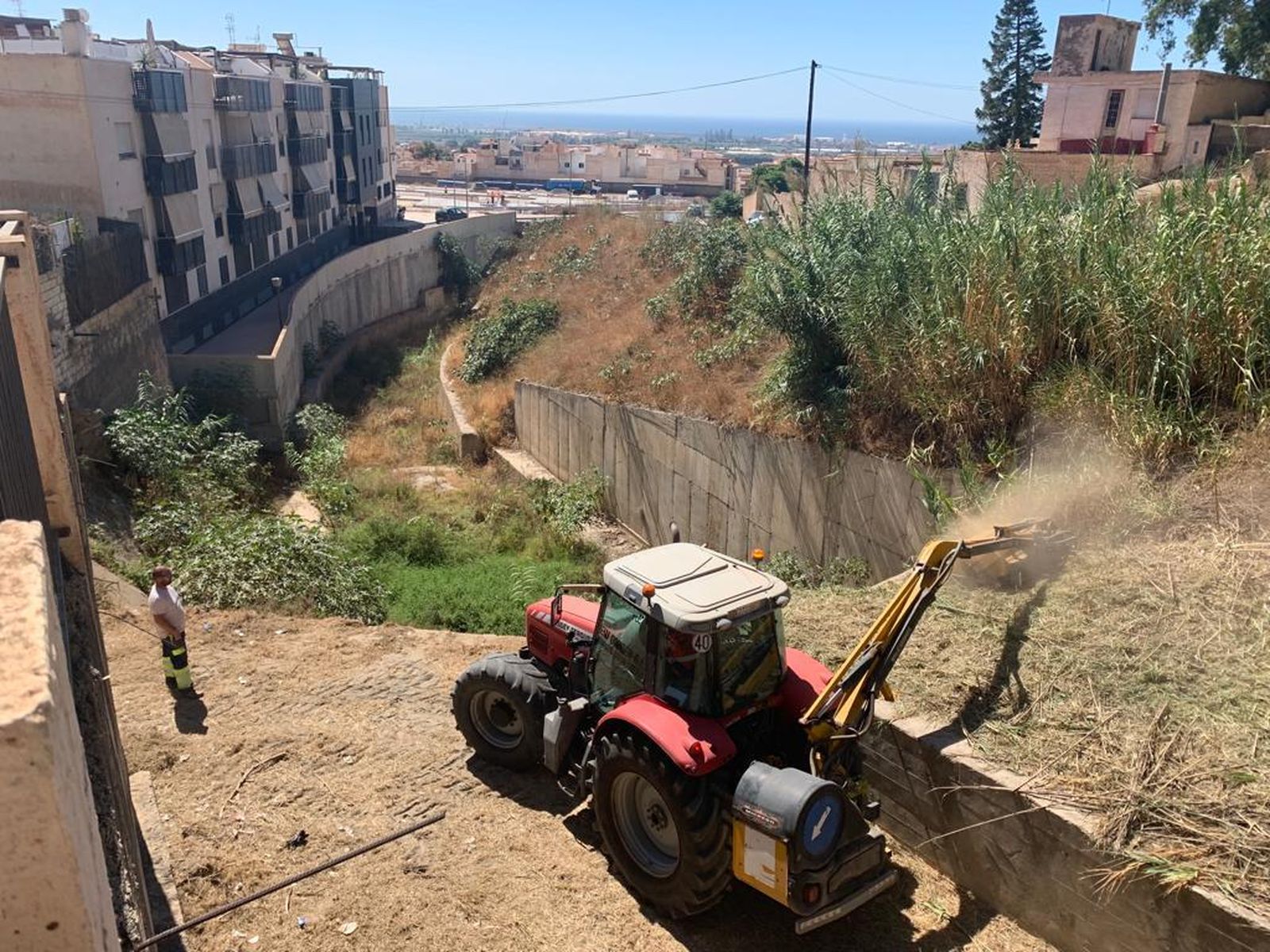 Motril inicia la limpieza del tramo urbano de la Rambla de las Brujas antes de la temporada de lluvias