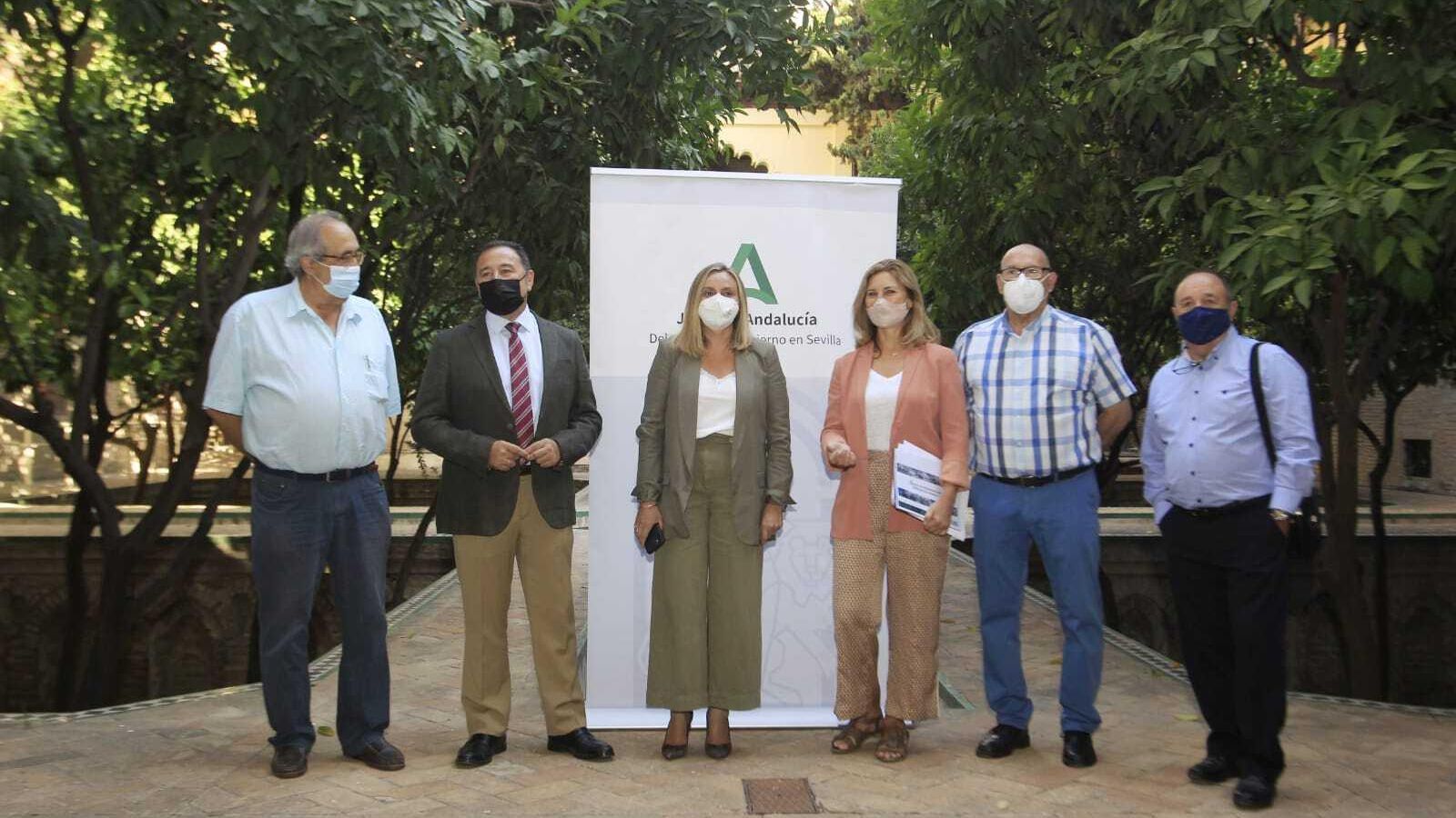 Responsables de la Junta con representantes vecinales de Los Pajaritos y Alcosa.