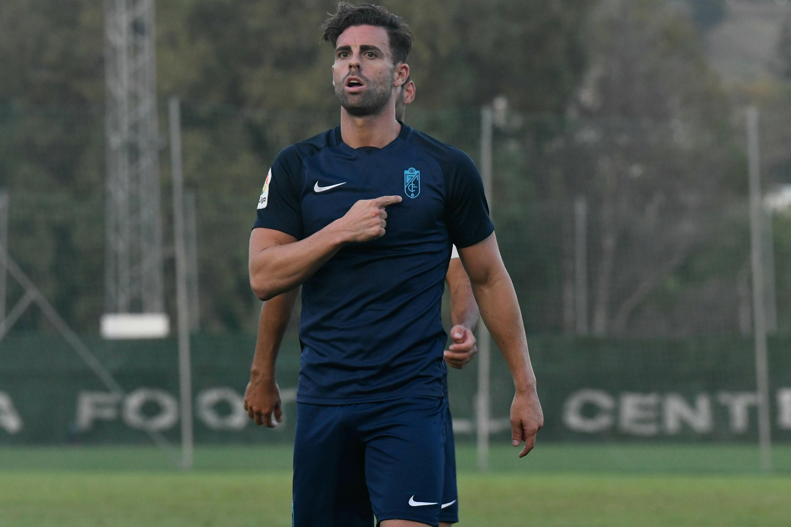 Rodri se señala el escudo del Granada tras marcar un gol
